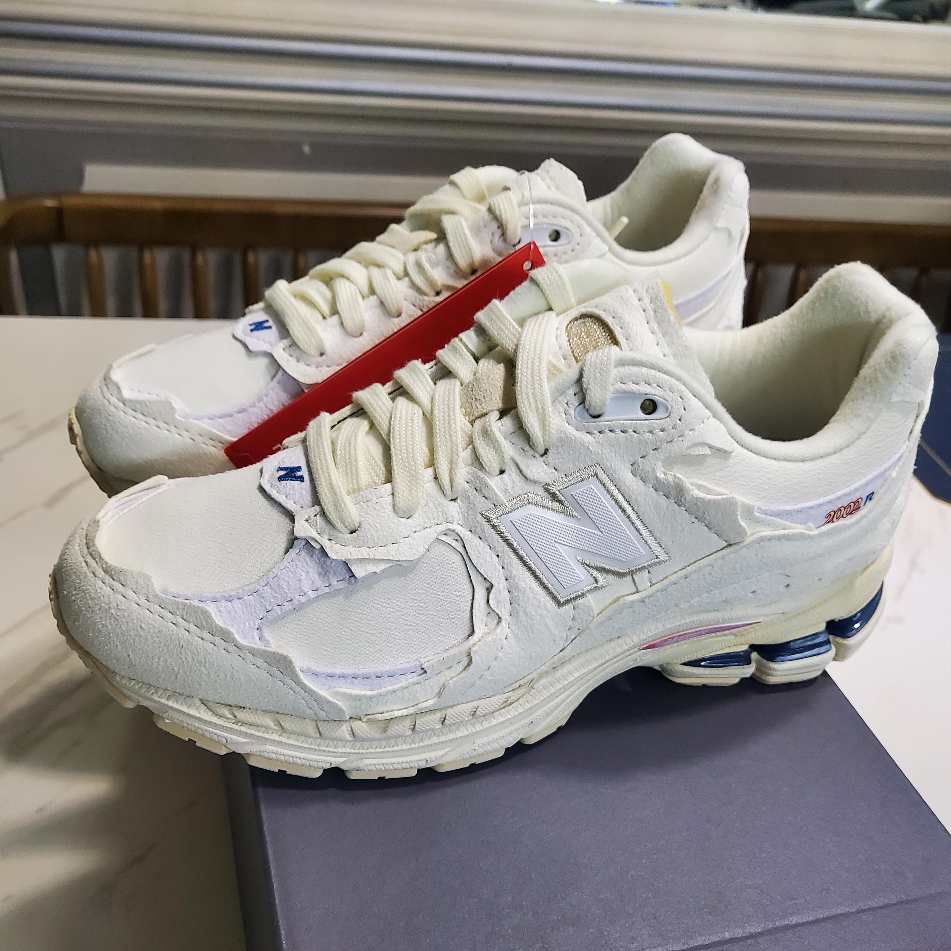 New Balance 2002R Protection Pack Sea Salt 착용 스타일 - 2