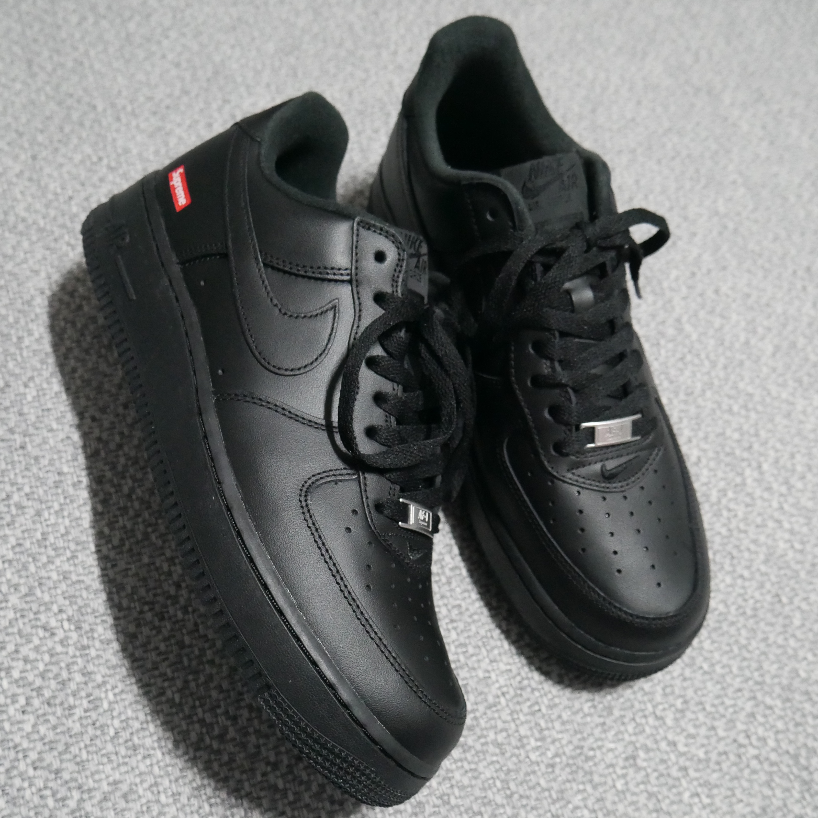 Nike x Supreme Air Force 1 Low Black 착용 스타일 - 2