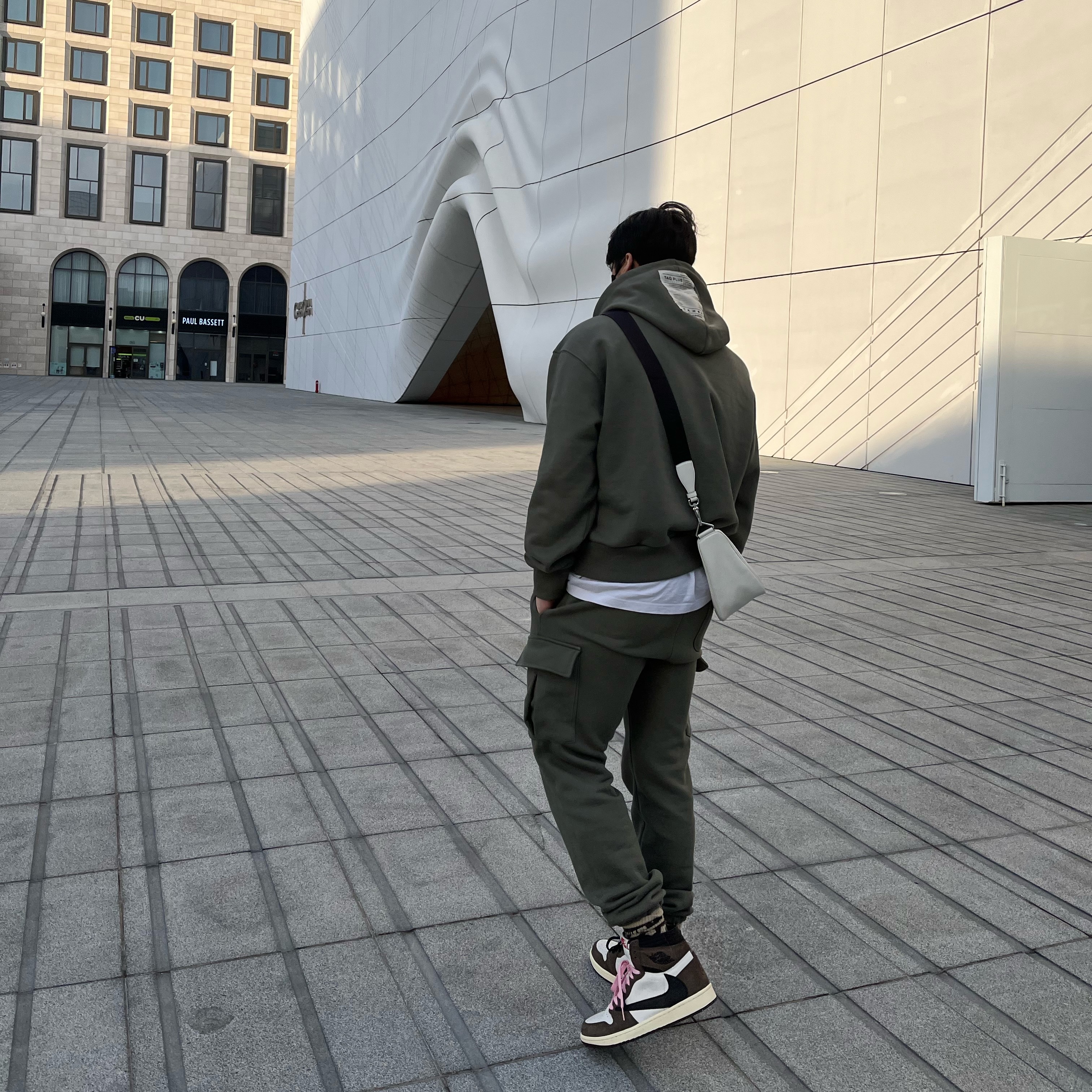 Jordan 1 x Travis Scott Retro High OG SP Mocha, Prada Canvas Triangle Bag Fern Green 착용 스타일