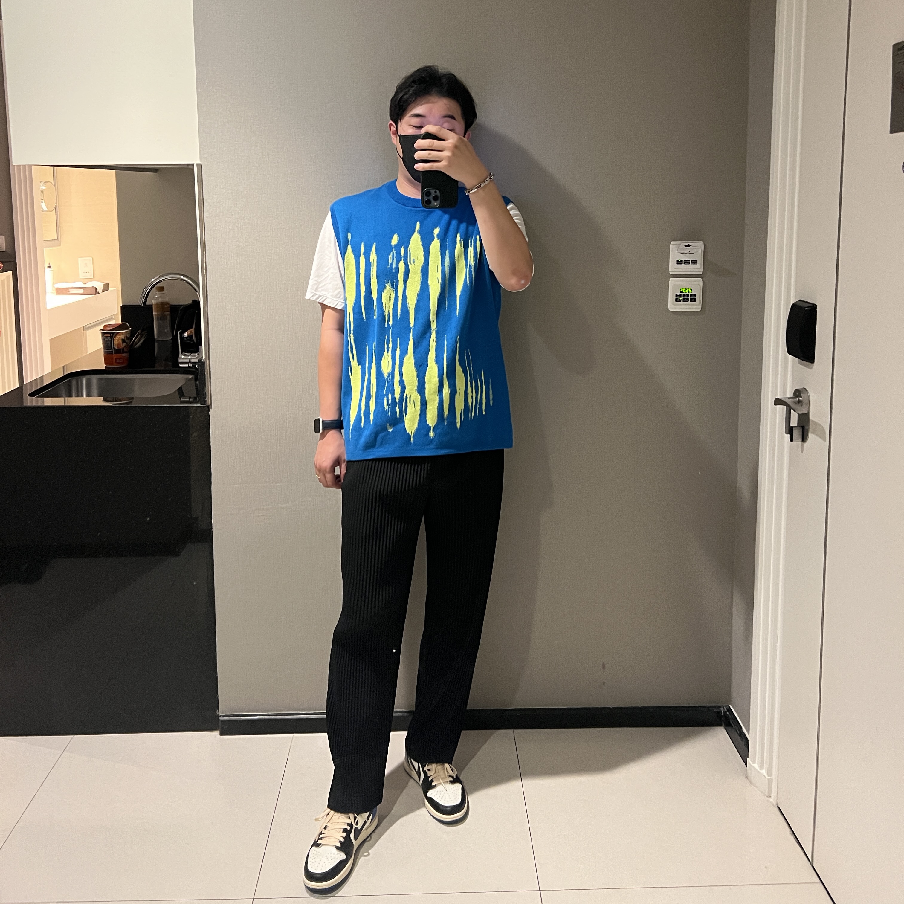 Homme Plisse Issey Miyake Straight Basics Pants Black, Jordan 1 x Travis Scott x Fragment Retro Low OG SP Military Blue 착용 스타일