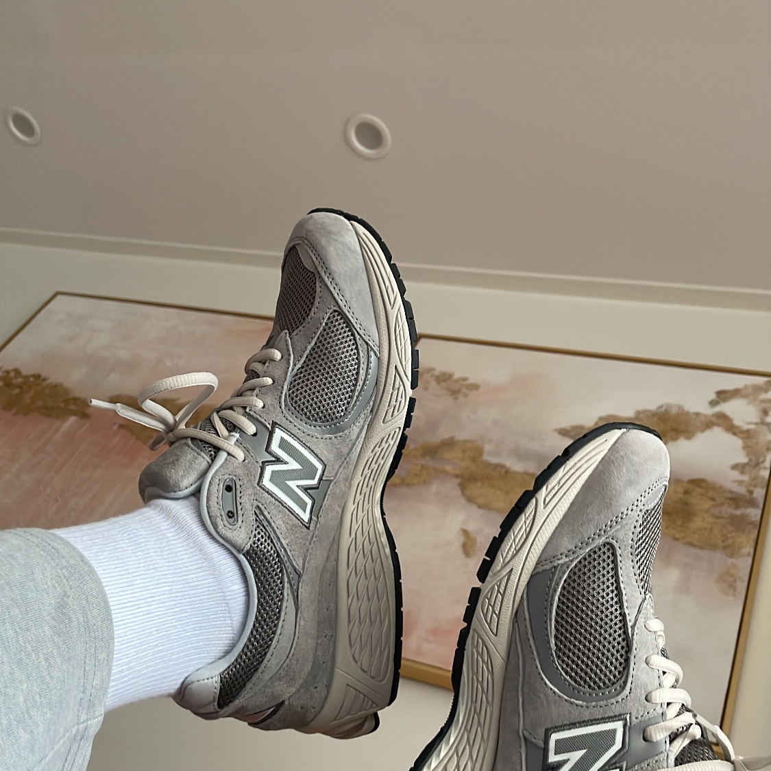 New Balance 2002R Grey 착용 스타일
