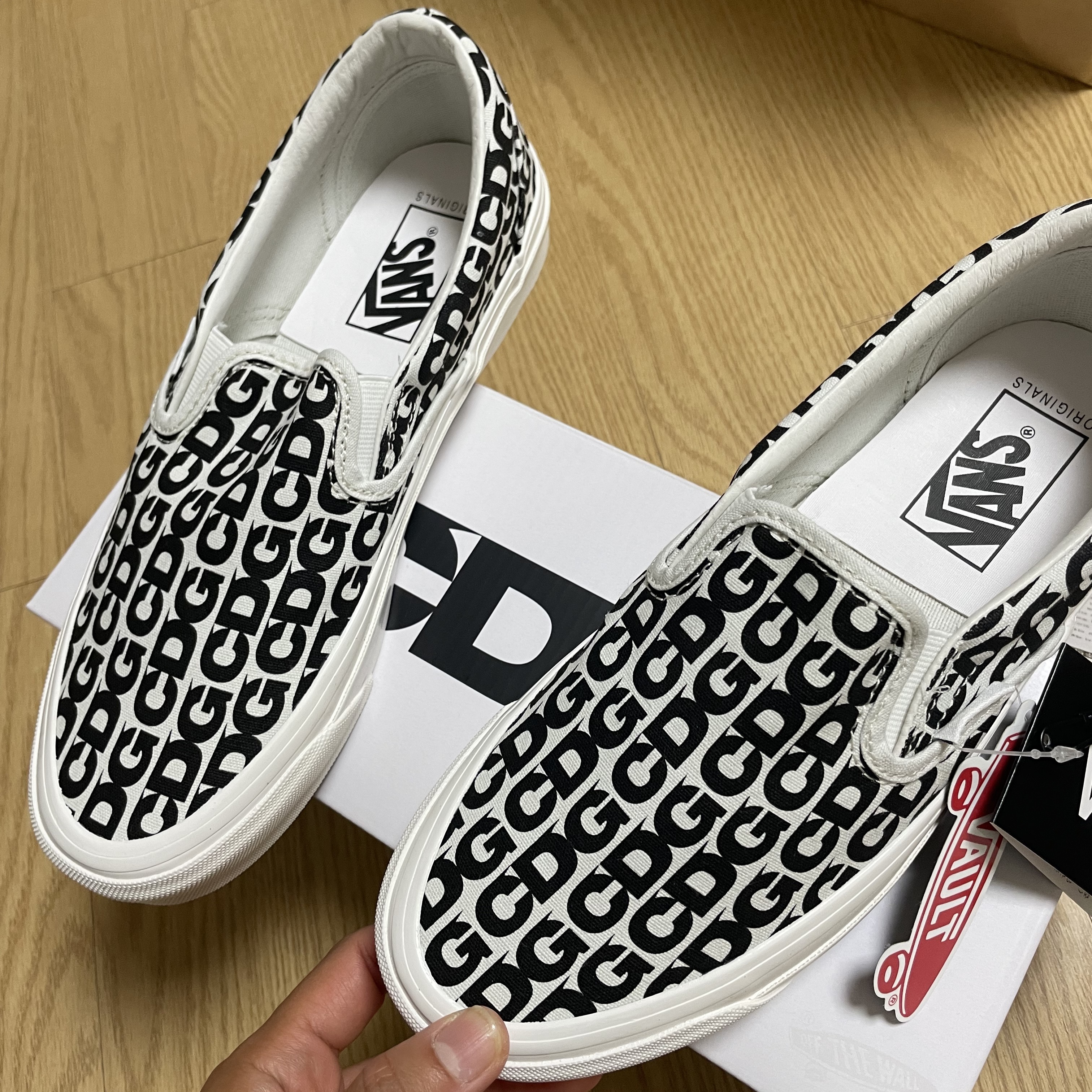 Vans Vault x CDG Slip-On LX White 착용 스타일 - 2
