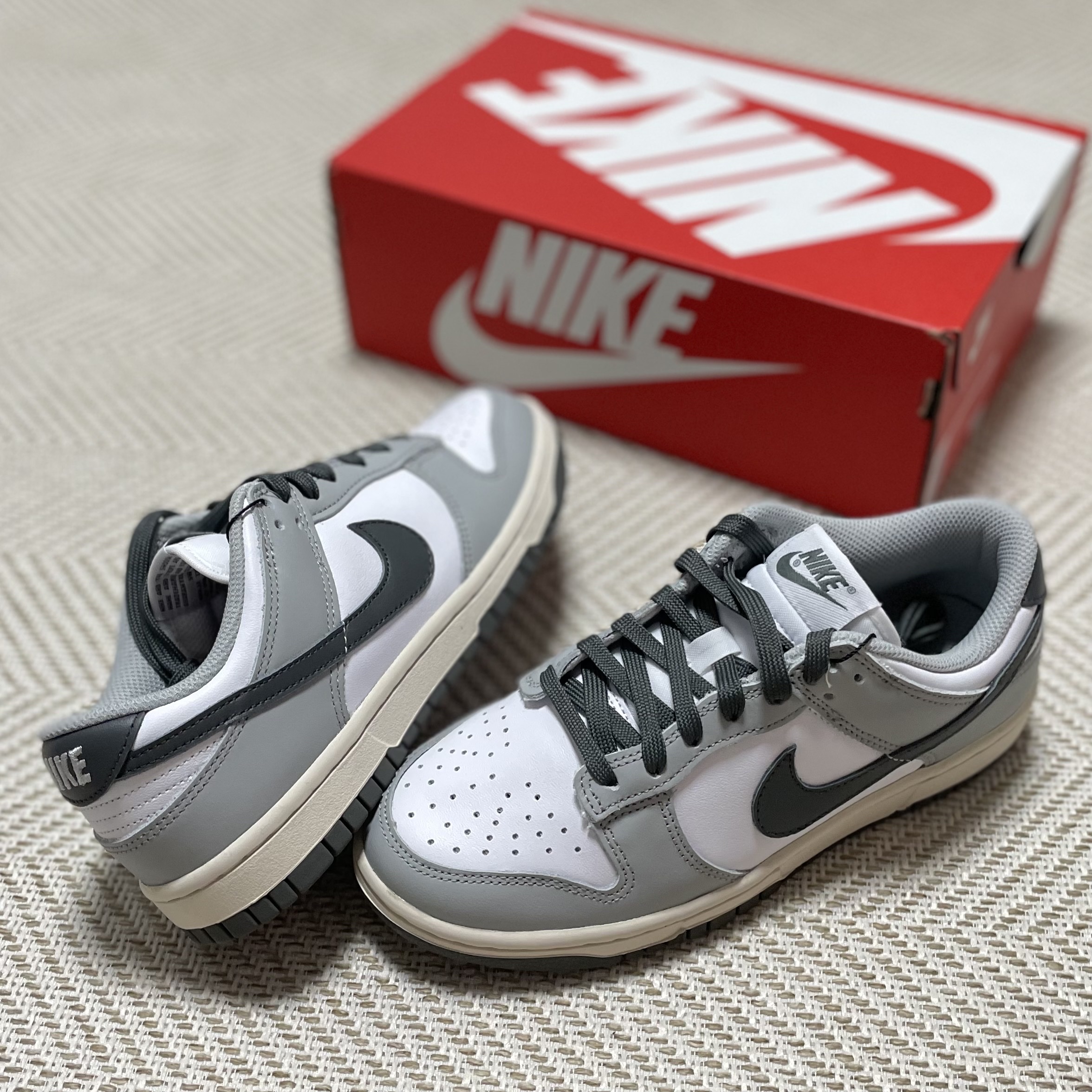 (W) Nike Dunk Low Light Smoke Grey, (W) Nike Dunk Low Black 착용 스타일 - 2