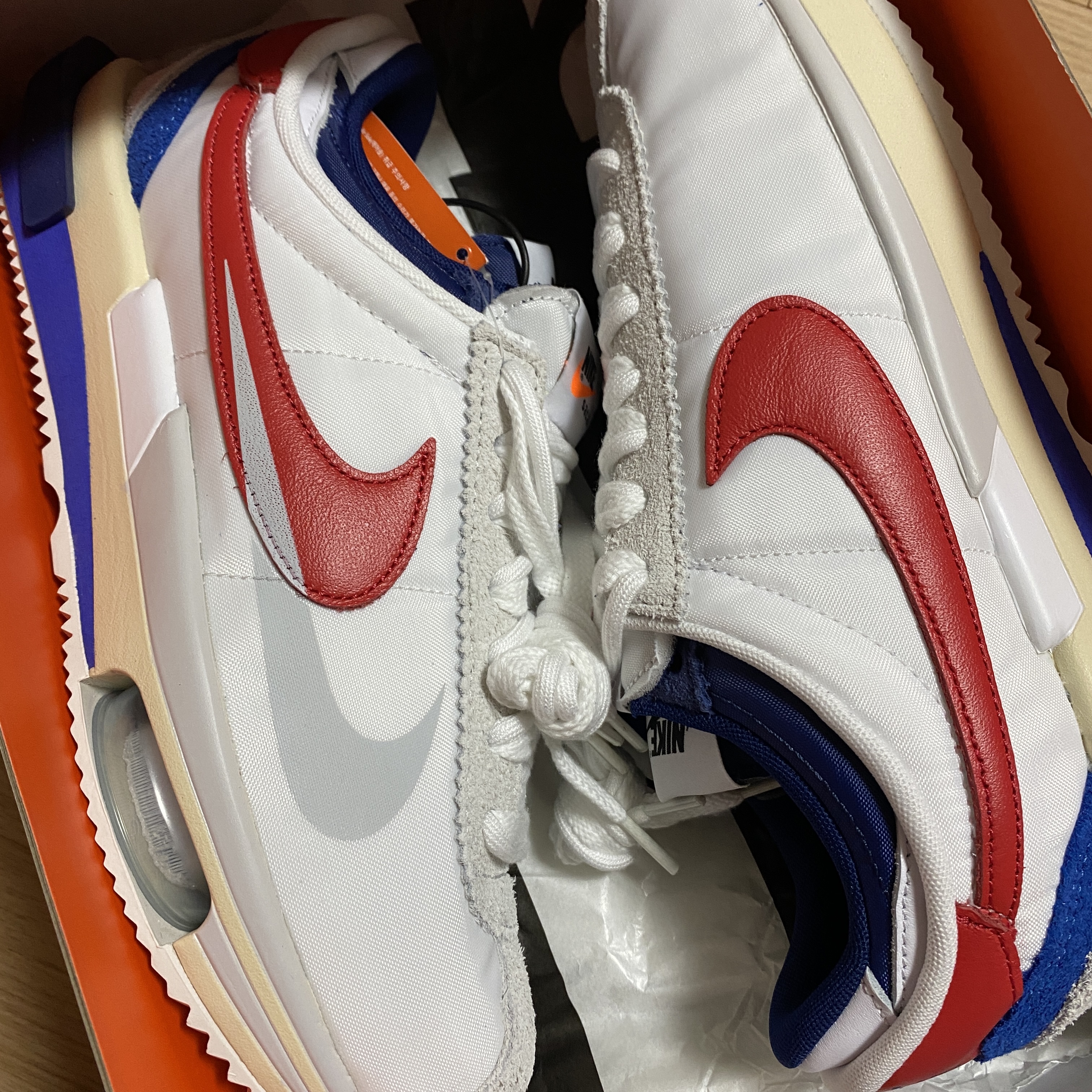 Nike x Sacai Zoom Cortez SP White and University Red 착용 스타일