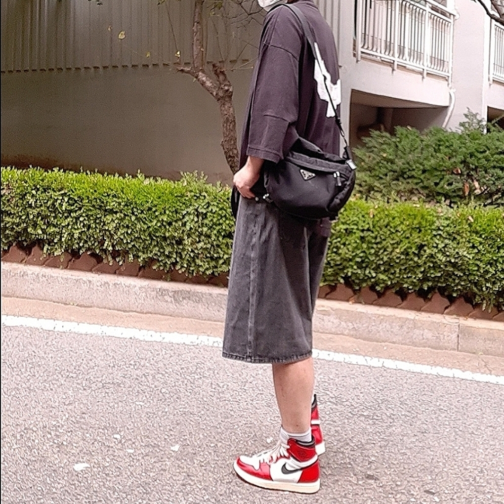 Yeezy Gap Engineered By Balenciaga Dove 3/4 Sleeve T-Shirt Black, Jordan 1 Retro High OG Chicago 2015 착용 스타일