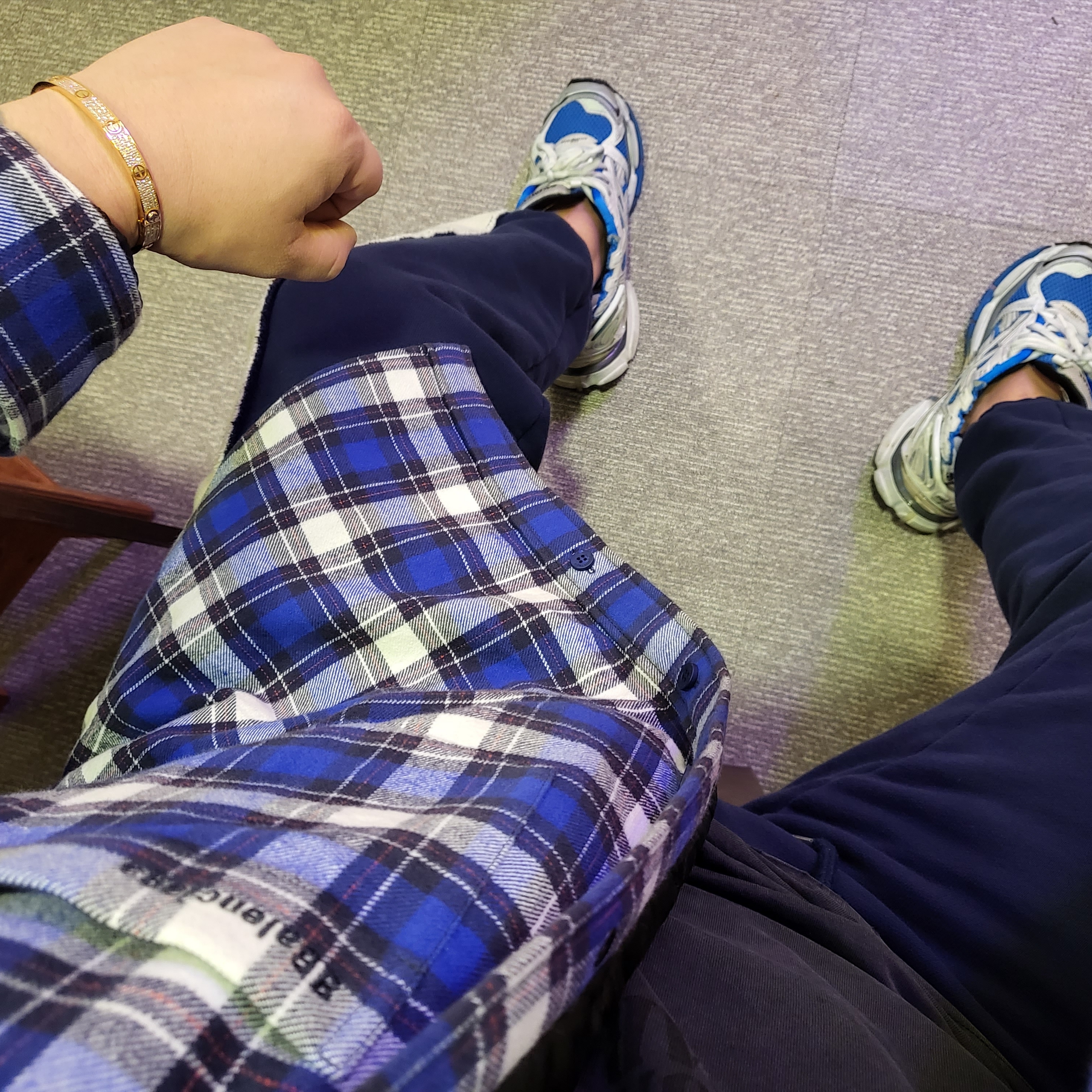 Balenciaga Runner Sneakers Blue White 착용 스타일 - 2