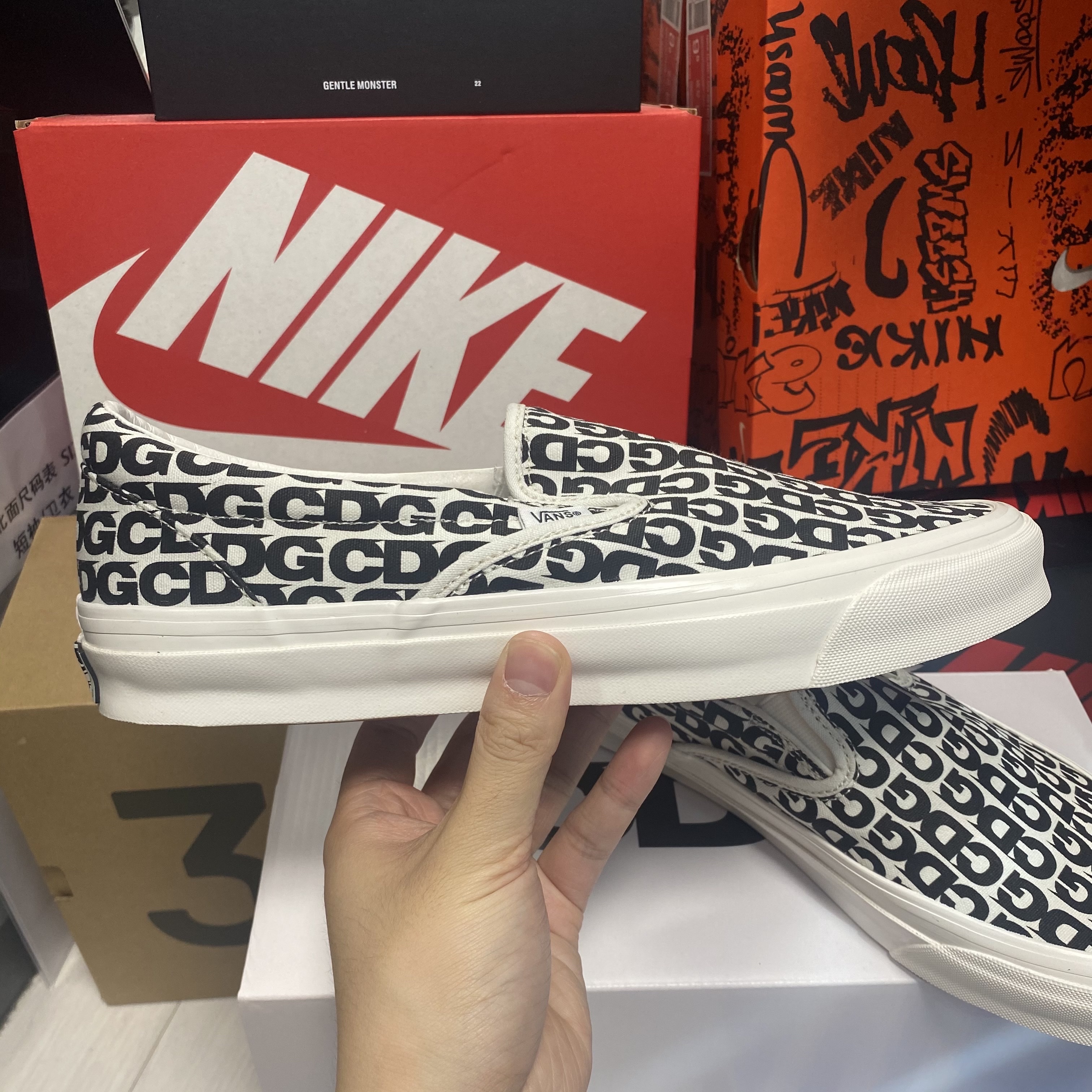 Vans Vault x CDG Slip-On LX White 착용 스타일 - 3