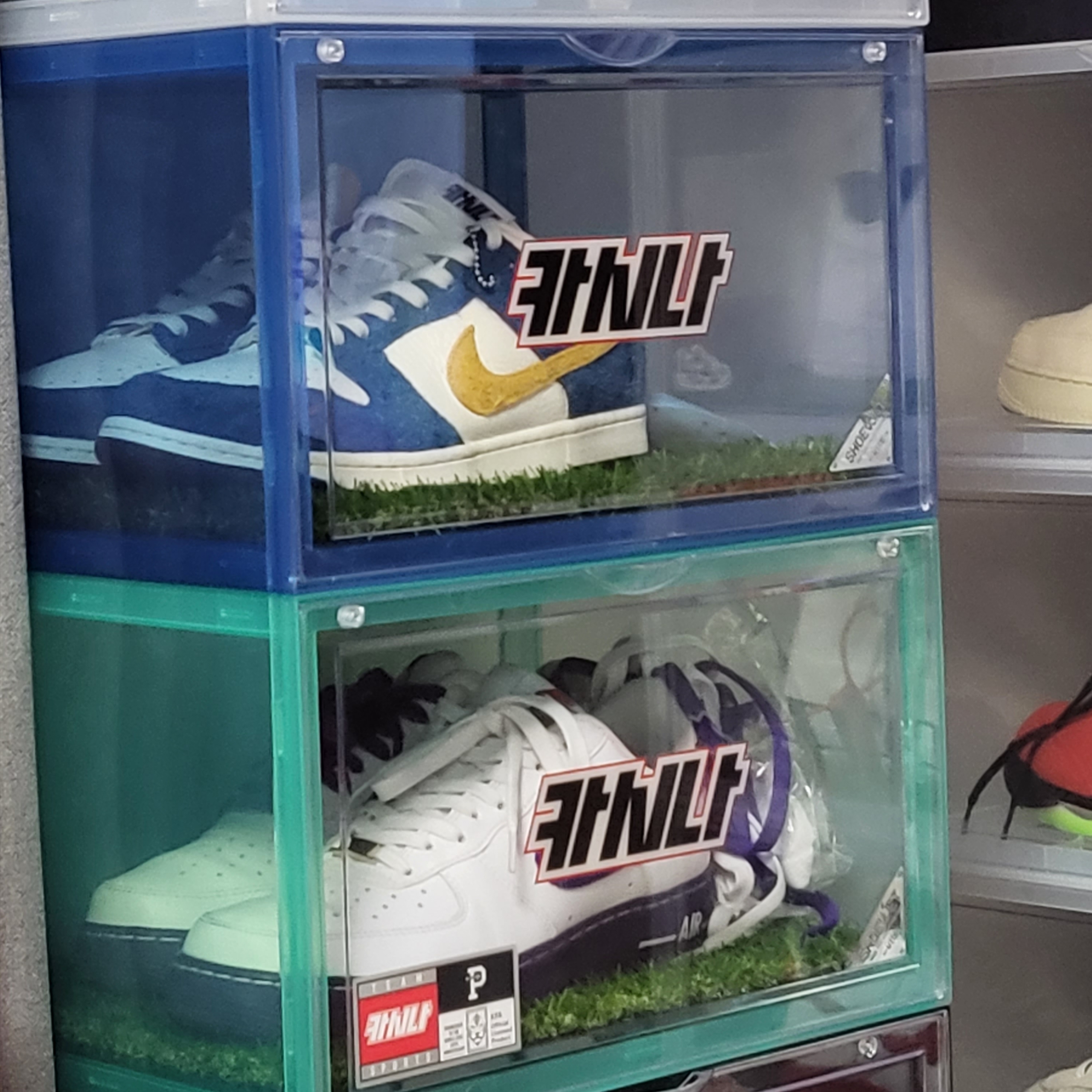 Nike x Kasina Dunk Low 80's Bus, Nike Air Force 1 '07 LV8 EMB White and Court Purple 착용 스타일