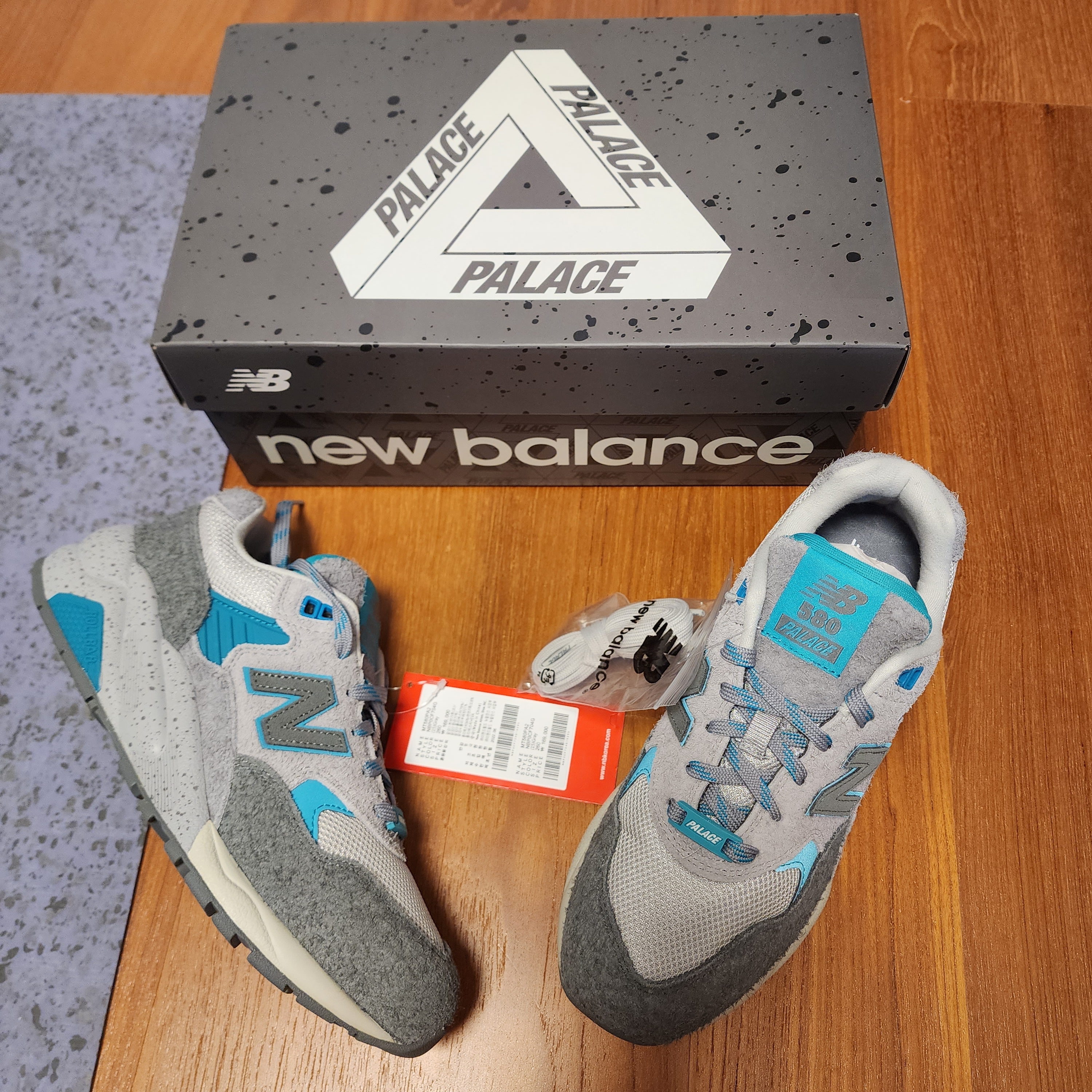 New Balance x Palace MT580 Gargoyle Lapis Blue 착용 스타일 - 2