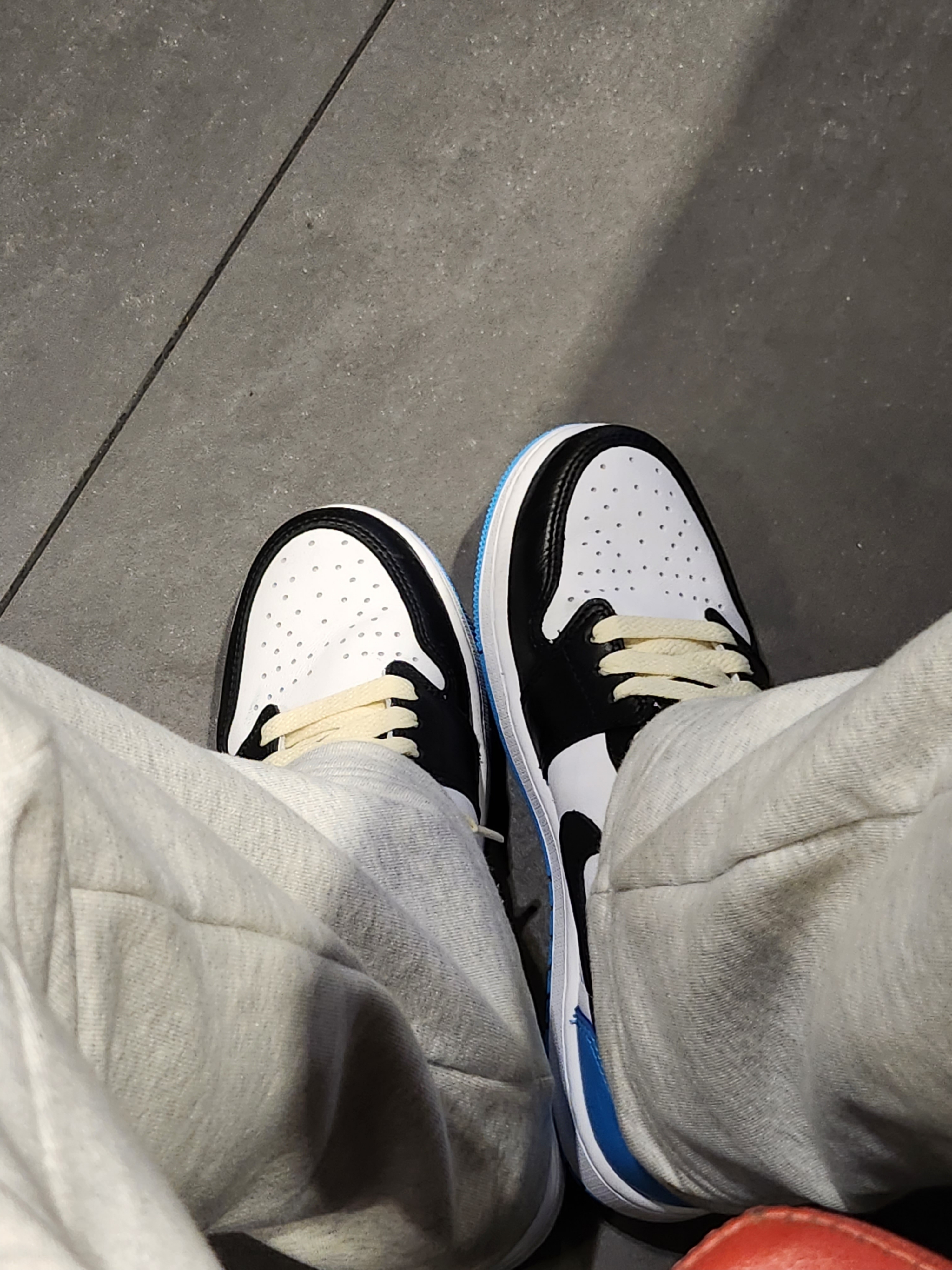 Jordan 1 Retro Low OG Black and Dark Powder Blue 착용 스타일