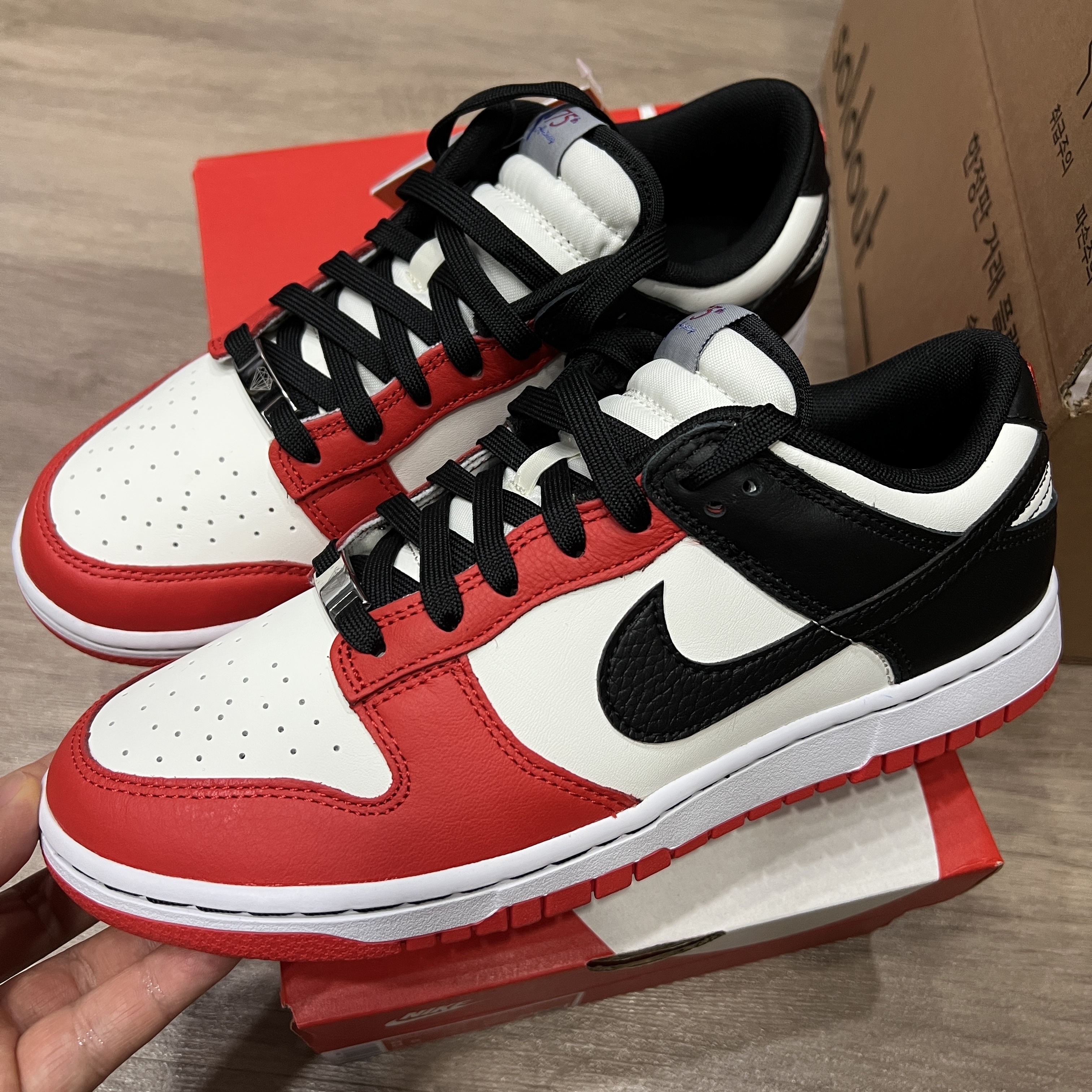 Nike x NBA Dunk Low Retro EMB Black and Chile Red 착용 스타일