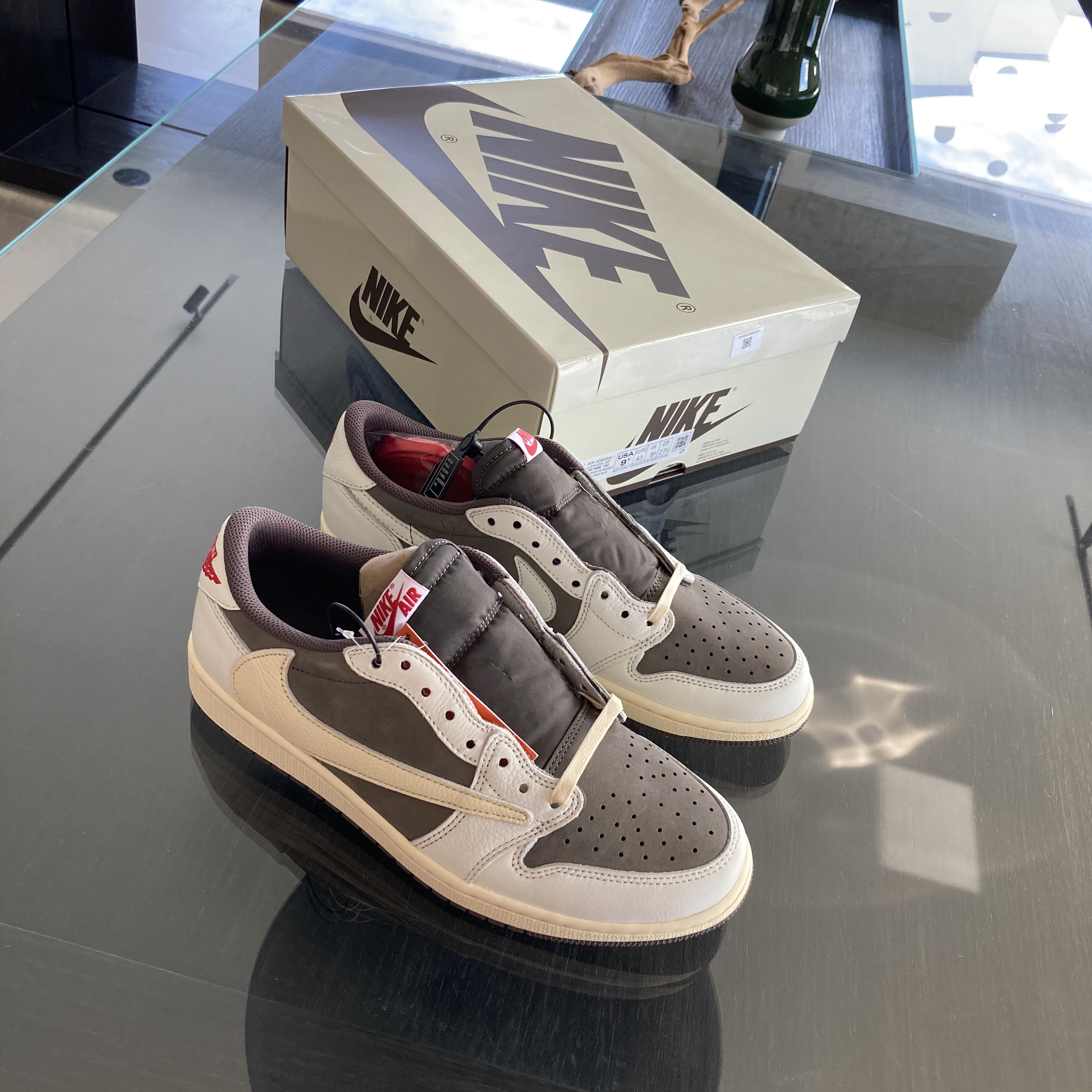 Jordan 1 x Travis Scott Retro Low OG SP Sail and Ridgerock 착용 스타일 - 1