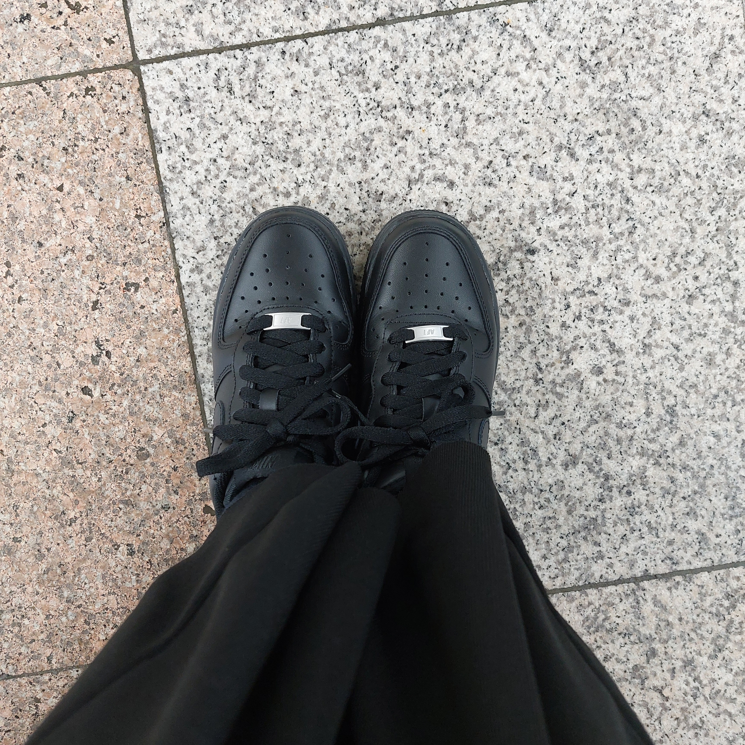 Nike Air Force 1 '07 Low Triple Black 착용 스타일