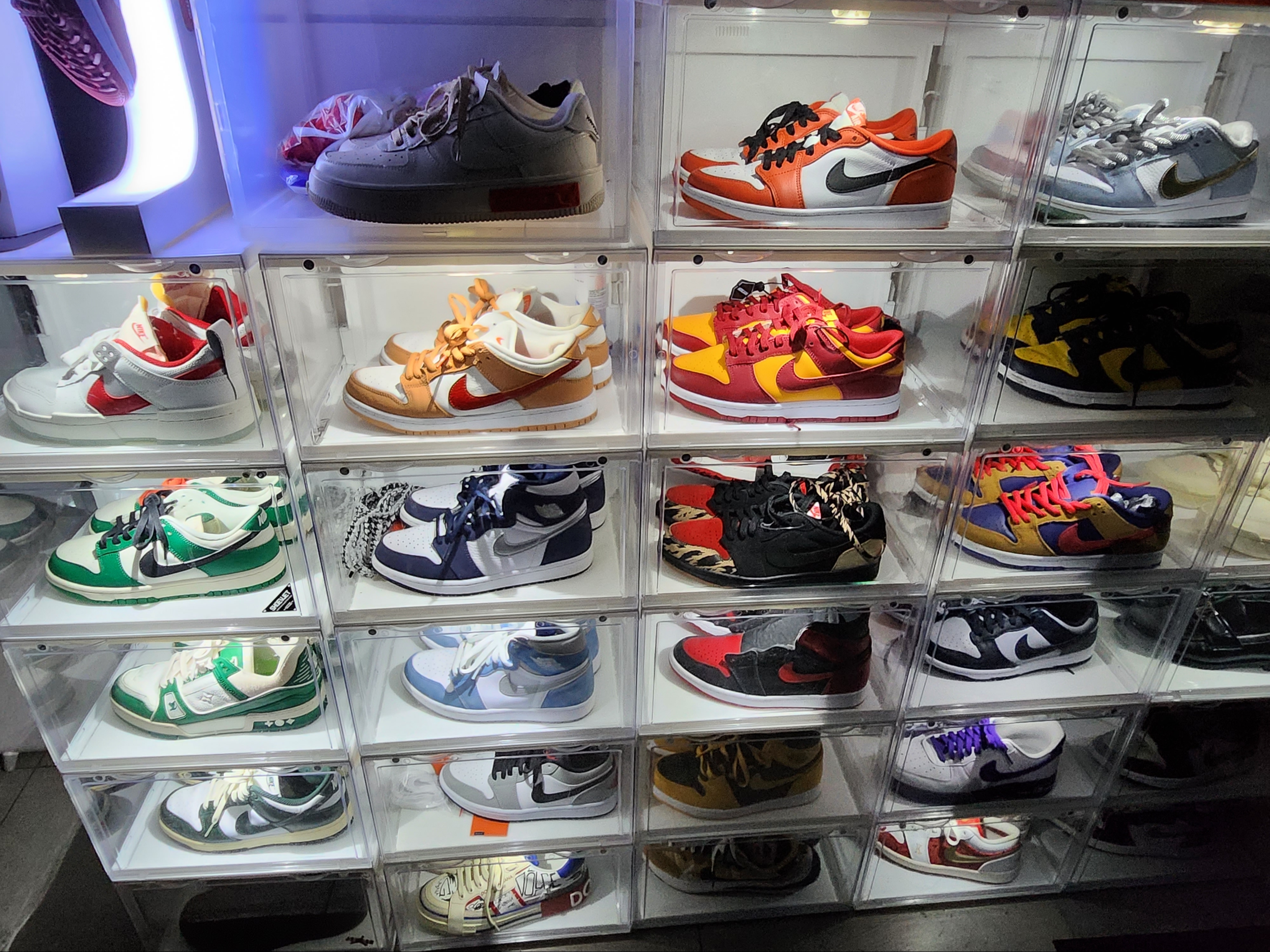 Nike Dunk Low Retro SE Jackpot Malachite, Jordan 1 x Travis Scott x Fragment Retro Low OG SP Military Blue 착용 스타일 - 1