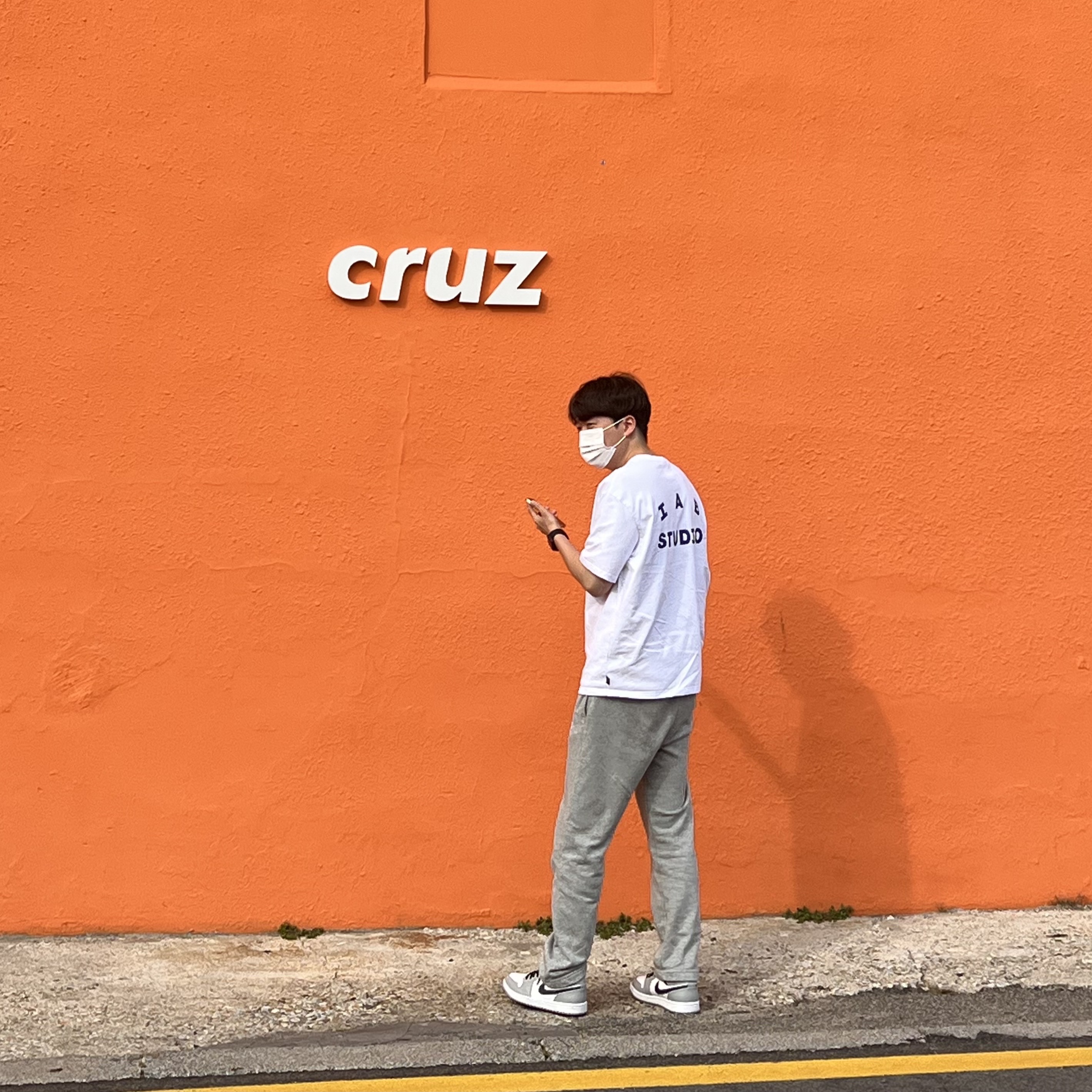 IAB Studio T-Shirt White Navy - 22FW, Jordan 1 Mid Light Smoke Grey Anthracite 착용 스타일
