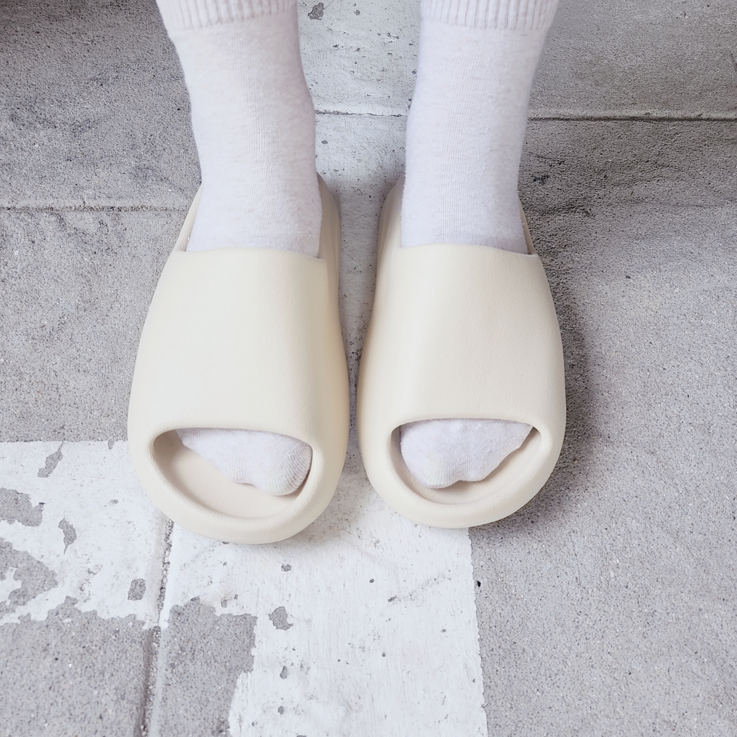 Adidas Yeezy Slide Bone 2022/2023, Adidas Yeezy Slide Onyx 착용 스타일 - 2