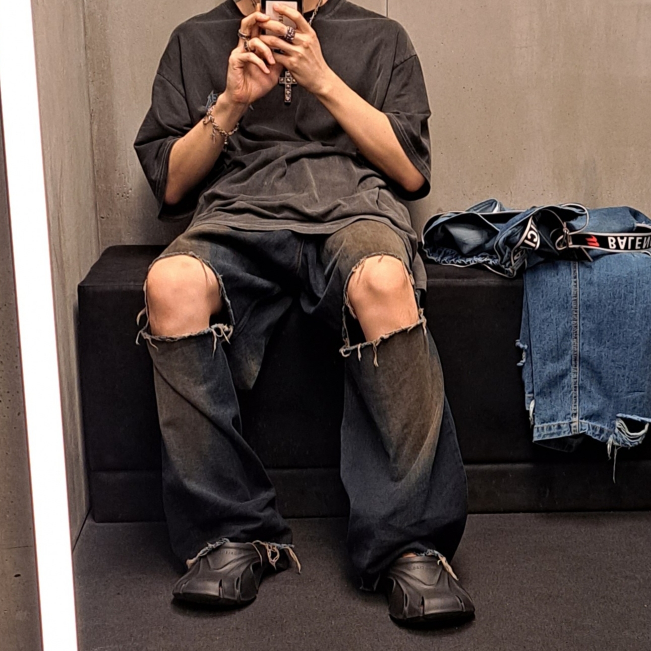 Balenciaga Destroyed Skater Jeans Dark Blue, Balenciaga Rubber Mold Closed Black 착용 스타일