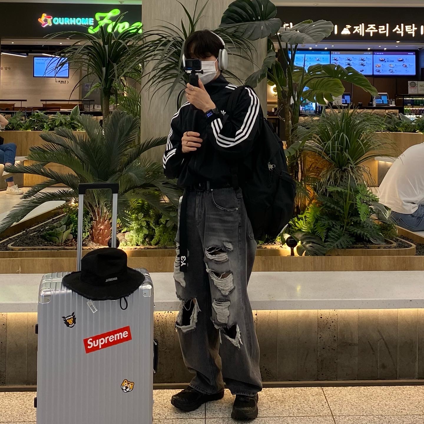 Asics Trabuco Max Black, Jacquemus Le Bob Artichaut Bucket Hat Black 착용 스타일 - 2