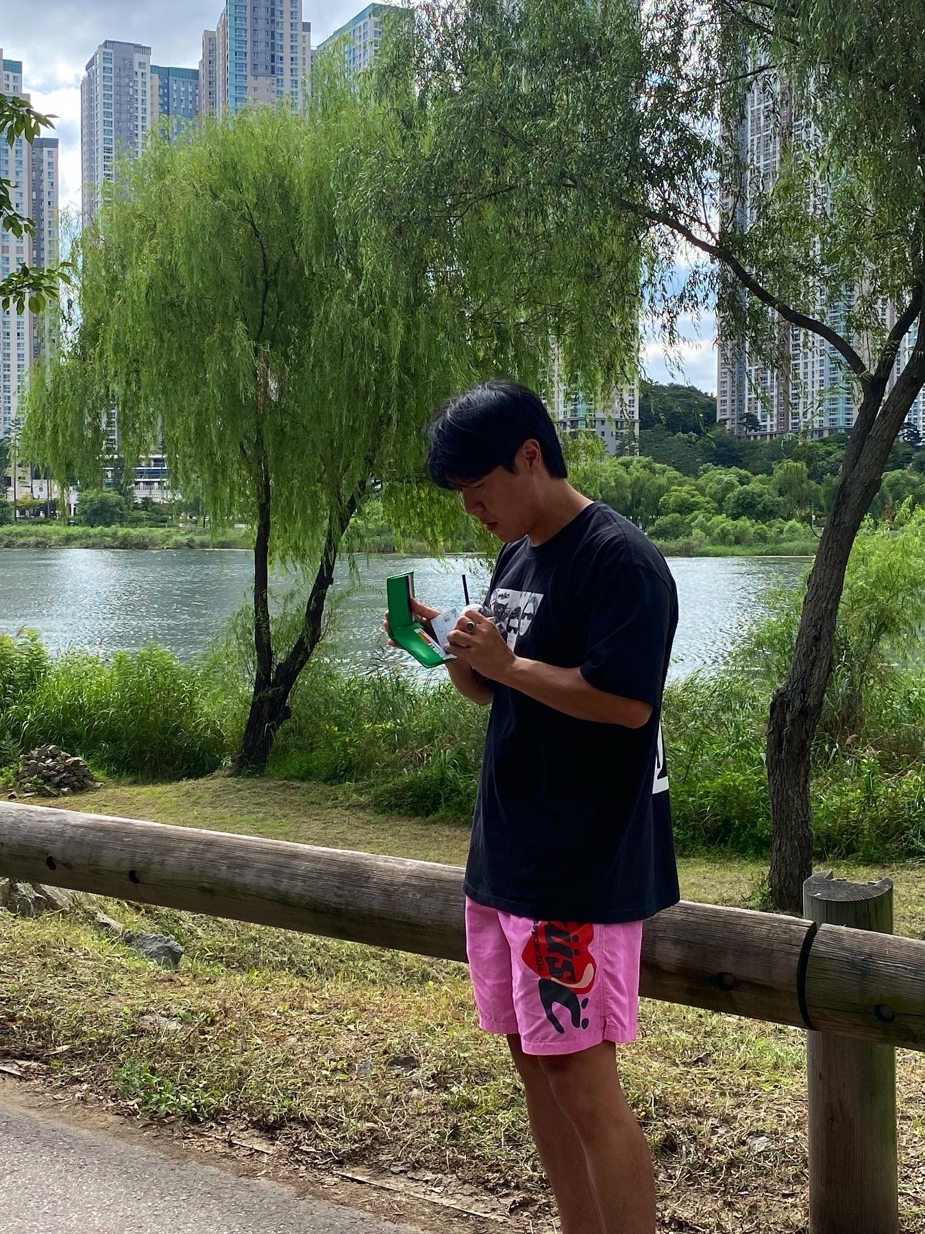 Supreme The Velvet Underground T-Shirt Black - 19FW, Stussy x Cactus Plant Flea Market Shorts Pink 착용 스타일 - 4
