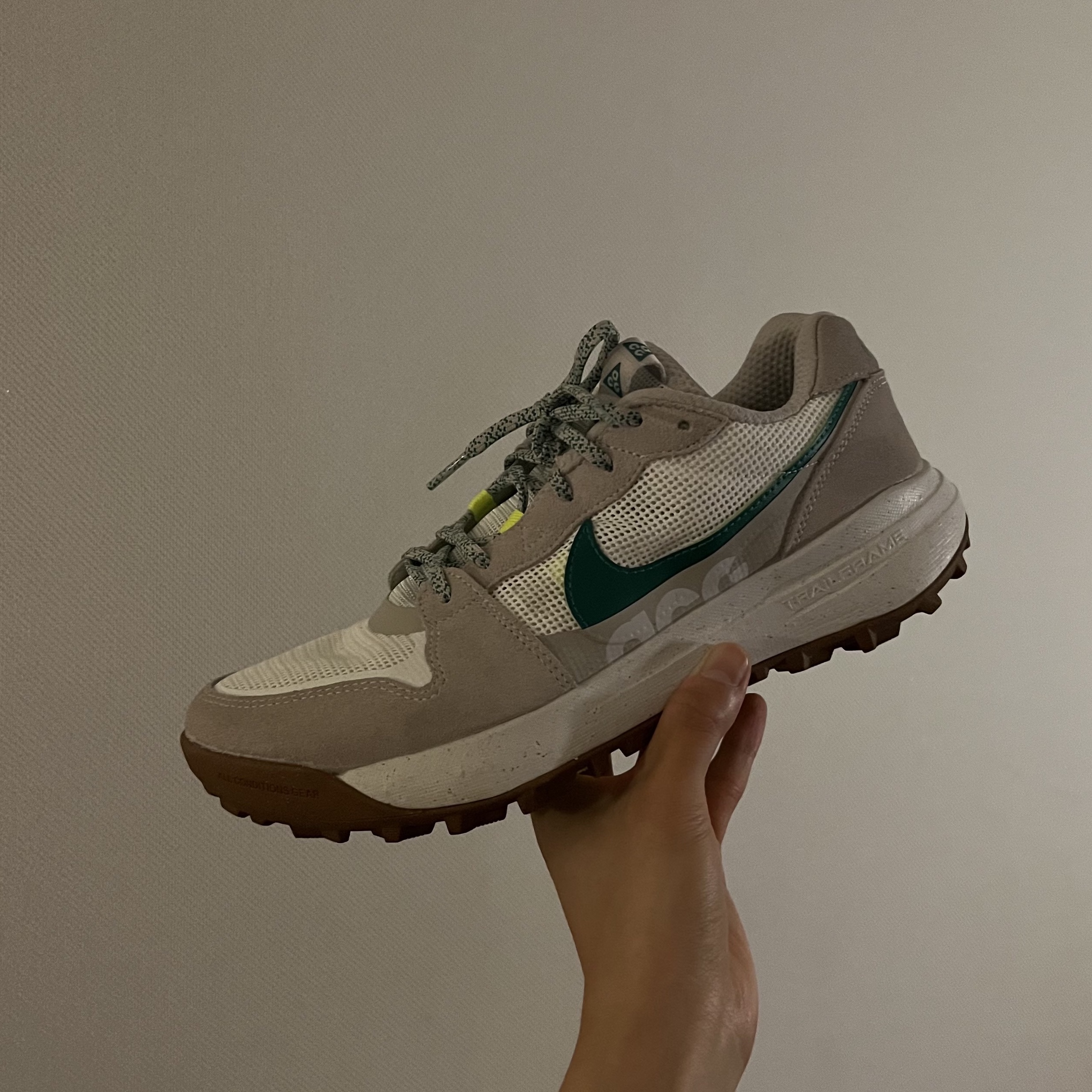 Nike ACG Lowcate Light Iron Ore 착용 스타일