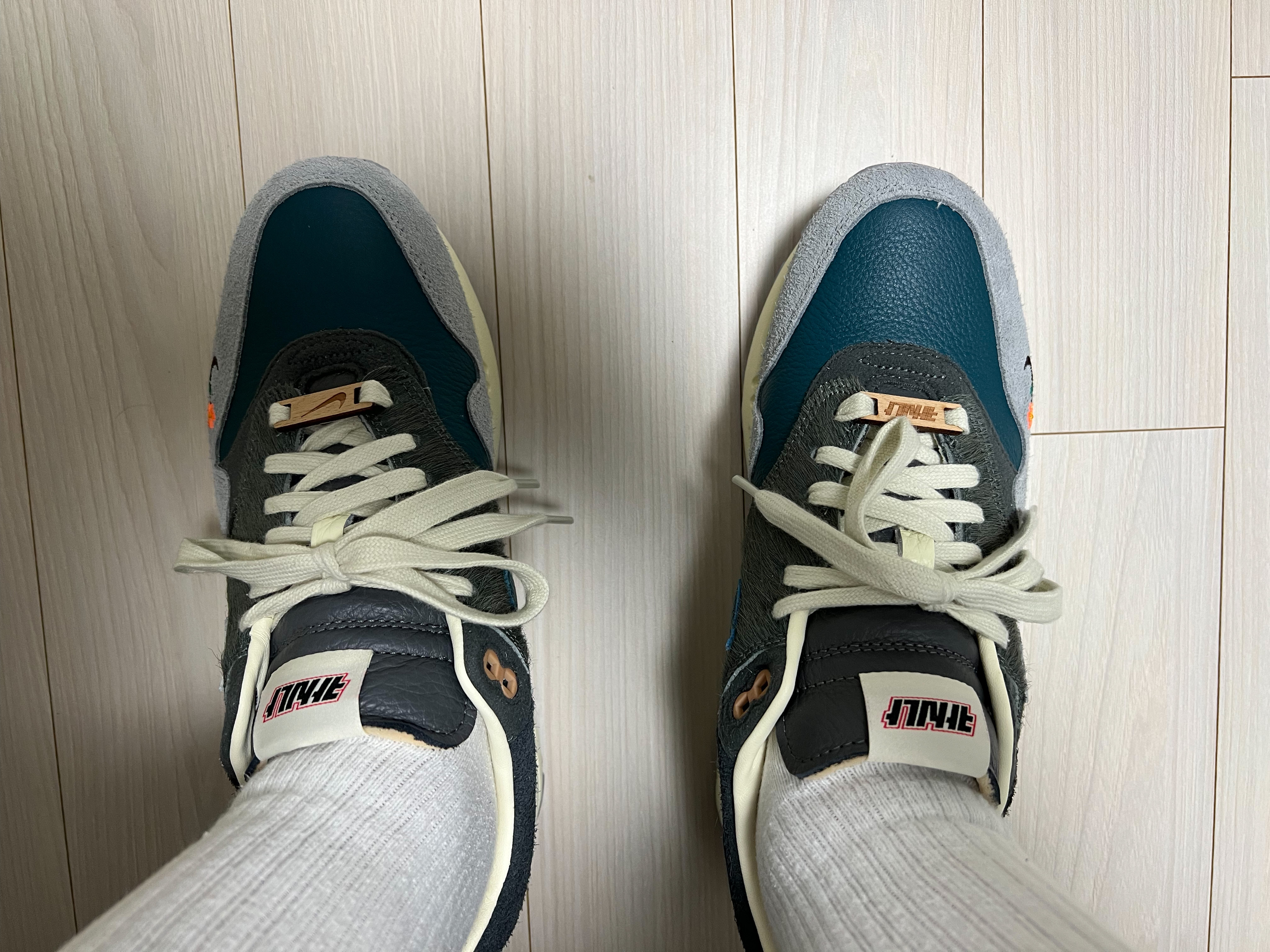 (W) Nike Dunk Low Vintage Green, New Balance 990v1 Made in USA Grey White 착용 스타일 - 3