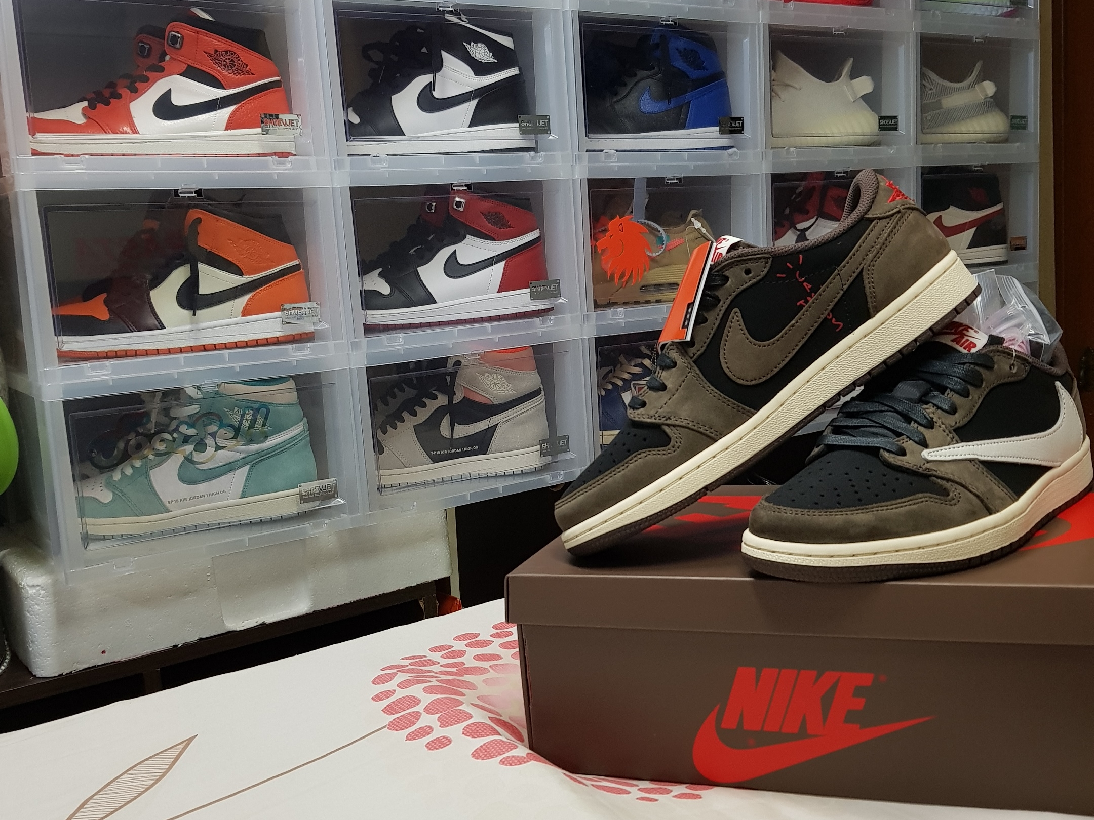 Jordan 1 x Travis Scott Retro Low OG SP Mocha 착용 스타일 - 3