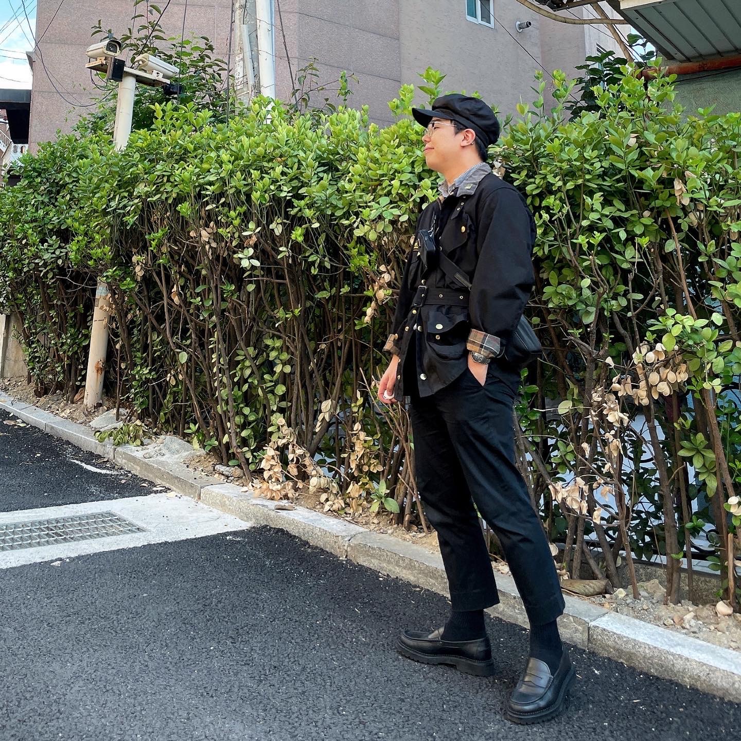 (W) Prada Prada Re-Nylon Hat Black, Prada Re-Nylon and Saffiano Leather Shoulder Bag Black 착용 스타일 - 1