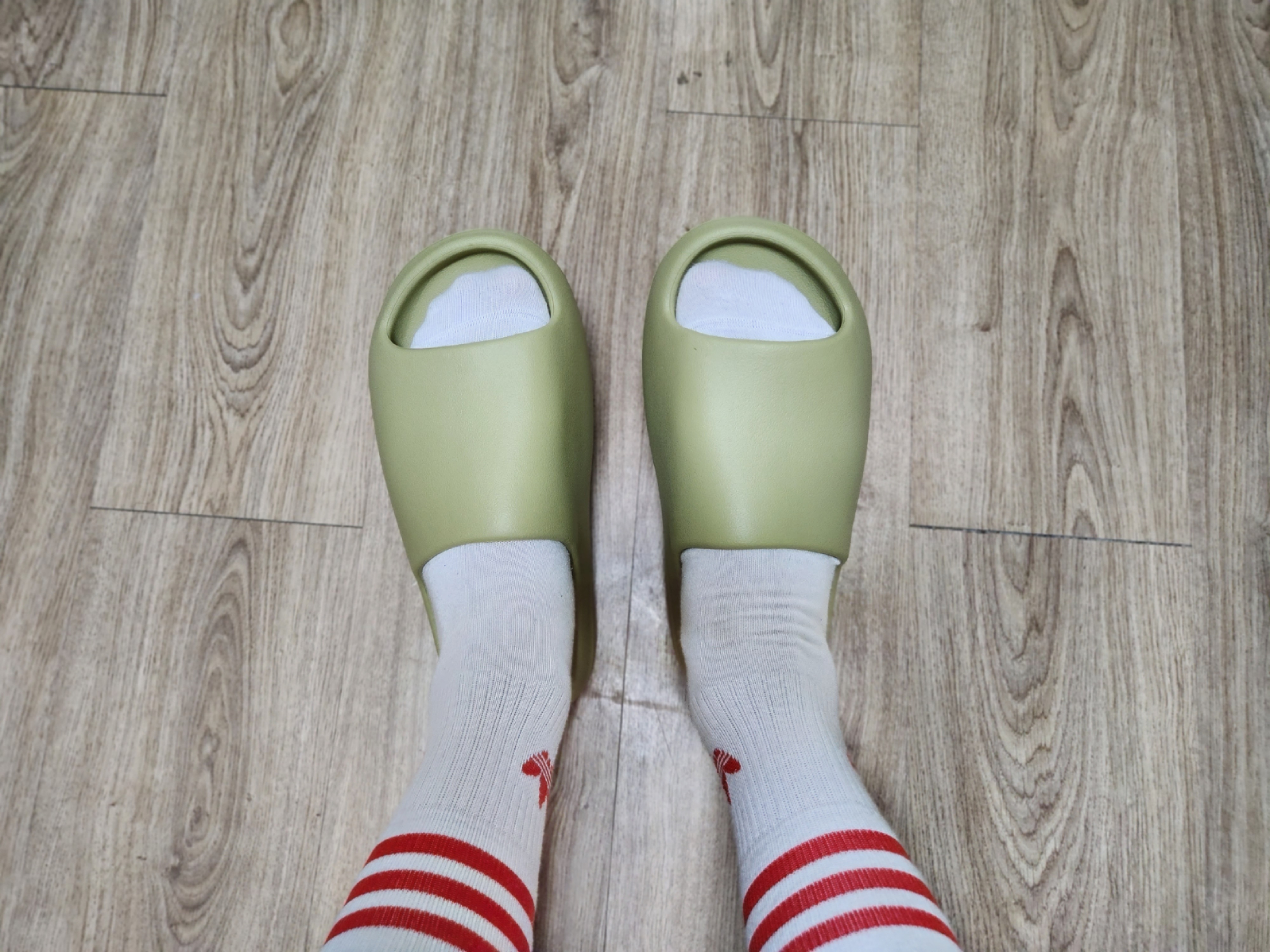 Adidas Yeezy Slide Resin 2022 착용 스타일 - 2