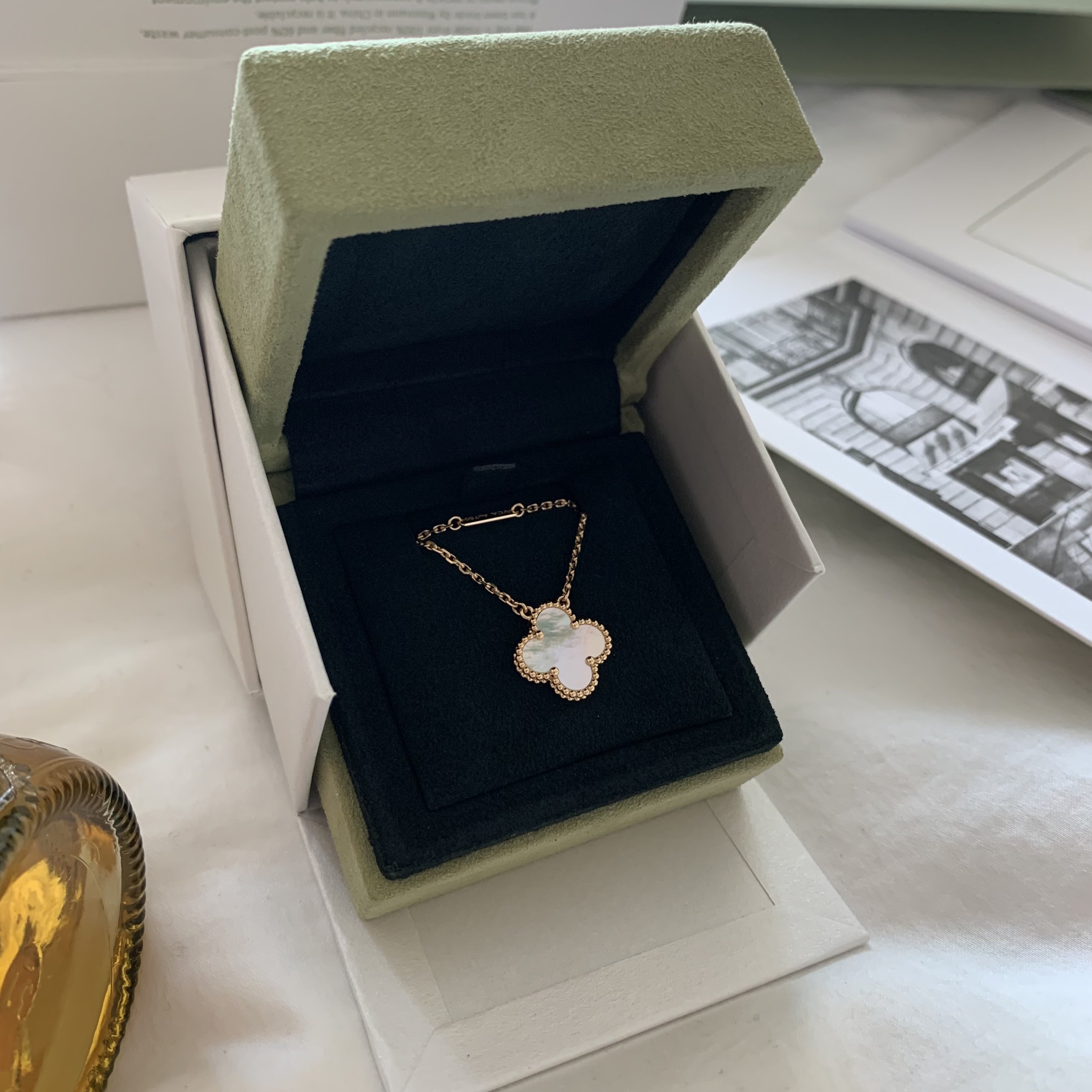 (W) Van Cleef & Arpels Vintage Alhambra Pendant Yellow Gold Mother of Pearl 착용 스타일 - 1
