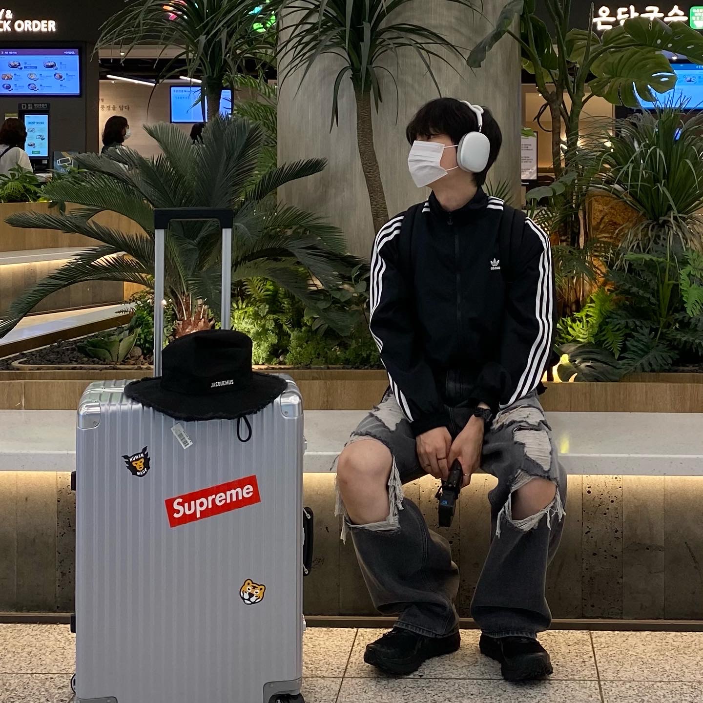 Asics Trabuco Max Black, Jacquemus Le Bob Artichaut Bucket Hat Black 착용 스타일 - 1
