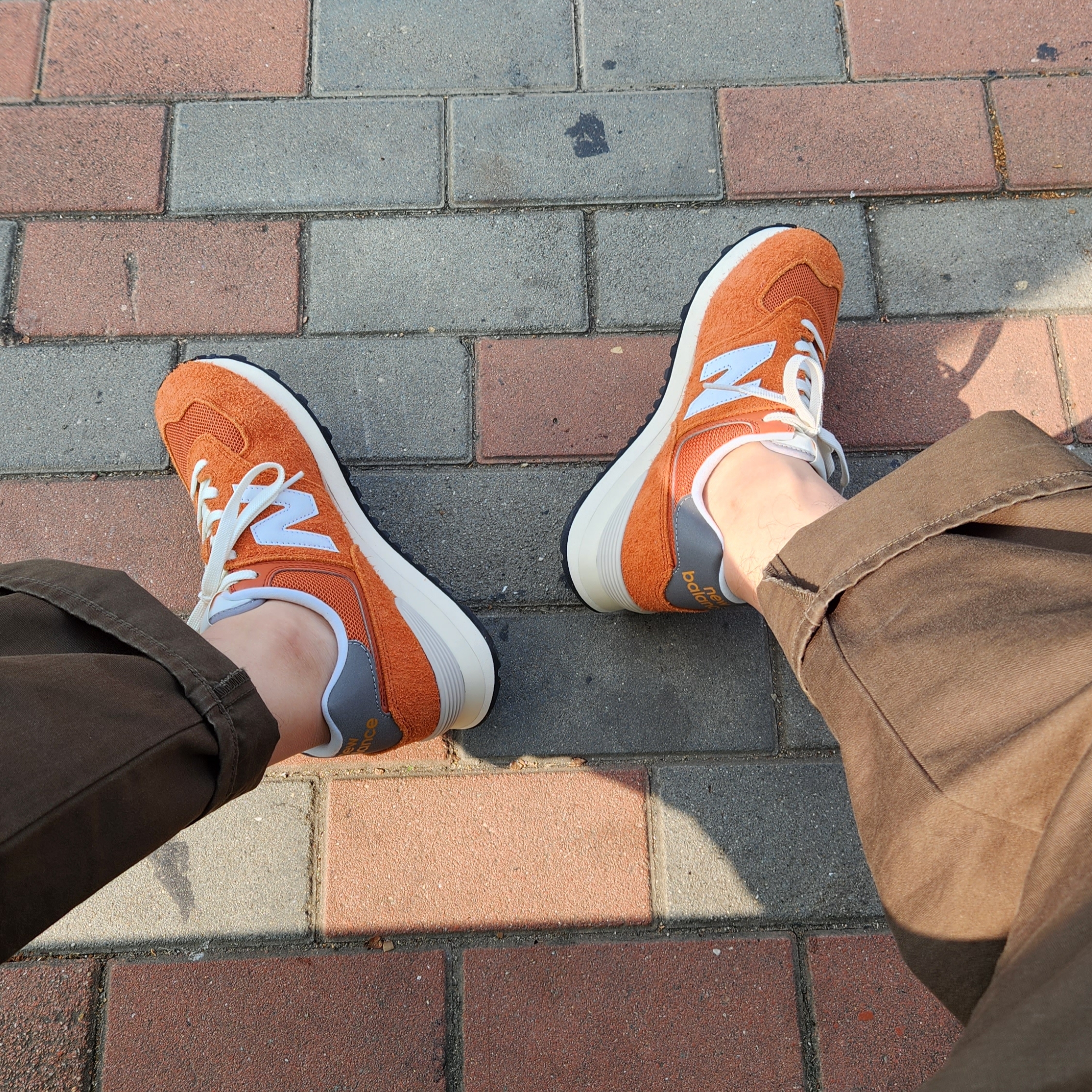 New Balance 574 Heritage Orange Burst White 착용 스타일