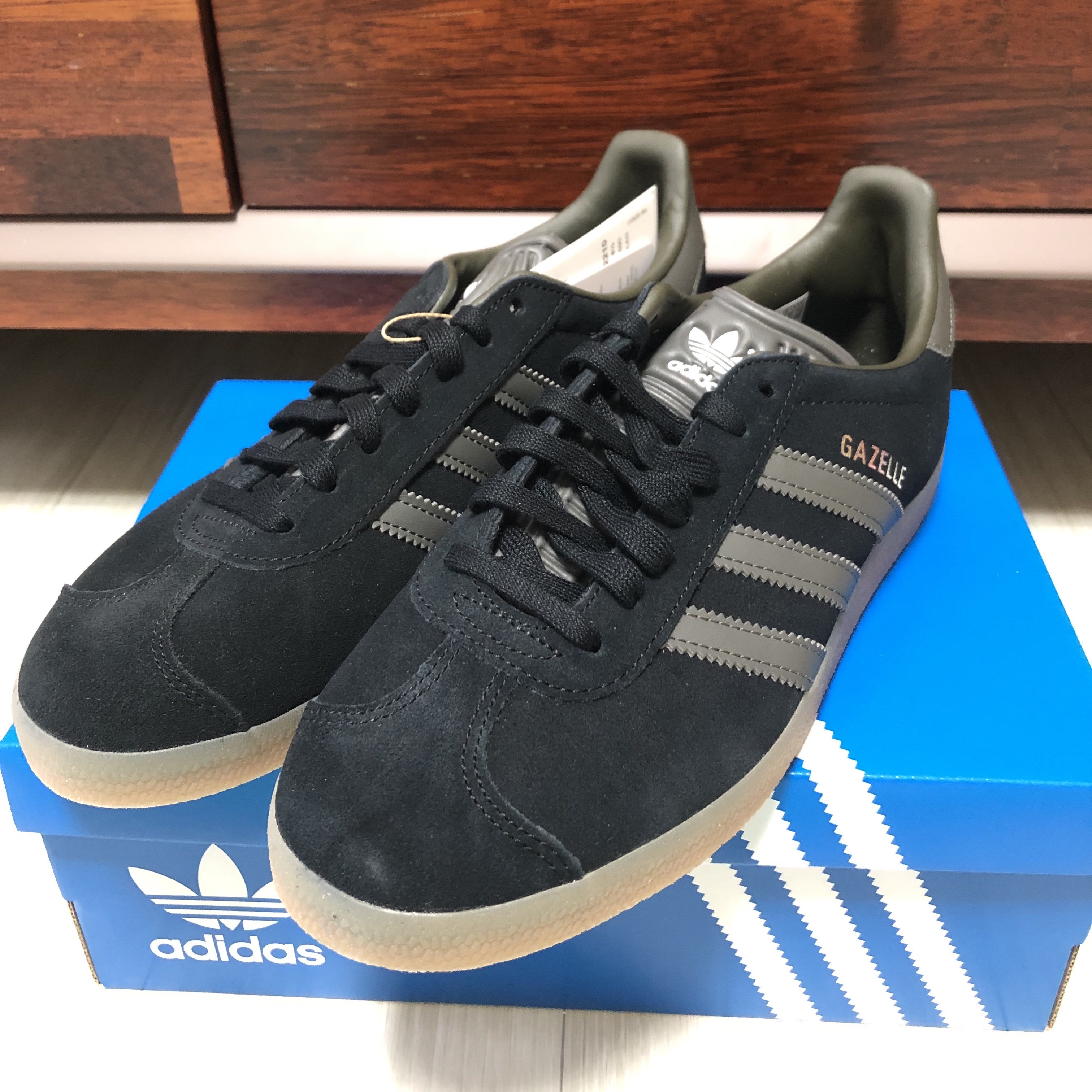 Adidas Gazelle Core Black Pantone 착용 스타일