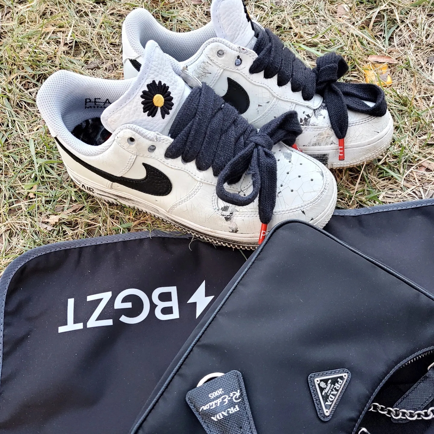 Prada Re-Edition 2005 Re-Nylon Shoulder Bag Black, Nike x Peaceminusone Air Force 1 Low Para-Noise 2.0 착용 스타일 - 5