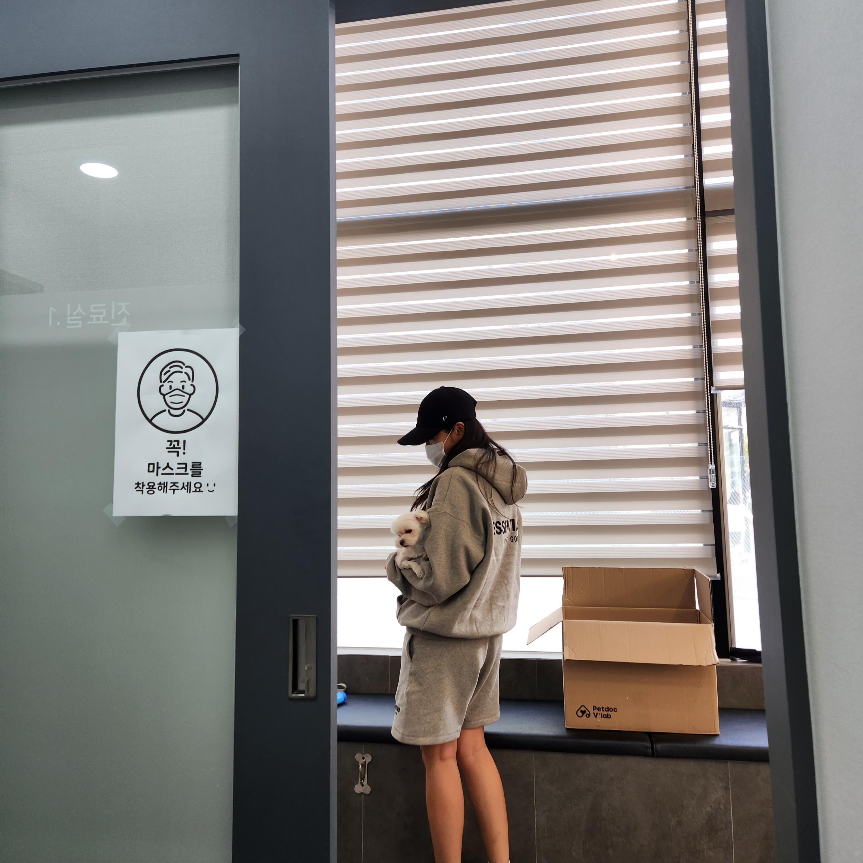 Essentials The Core Collection Hoodie Dark Oatmeal, (Kids) Essentials The Core Collection Sweatshorts Dark Oatmeal 착용 스타일 - 2