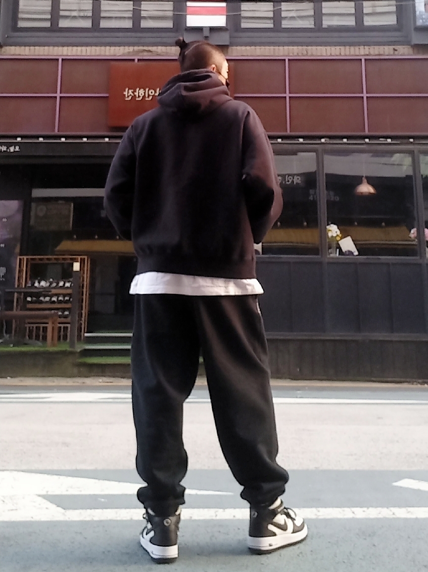 Nike x Stussy NRG RA Washed Pullover Hoodie Black (DN4028-010), Nike x Stussy Air Force 1 '07 Mid SP Black and Light Bone 착용 스타일 - 3