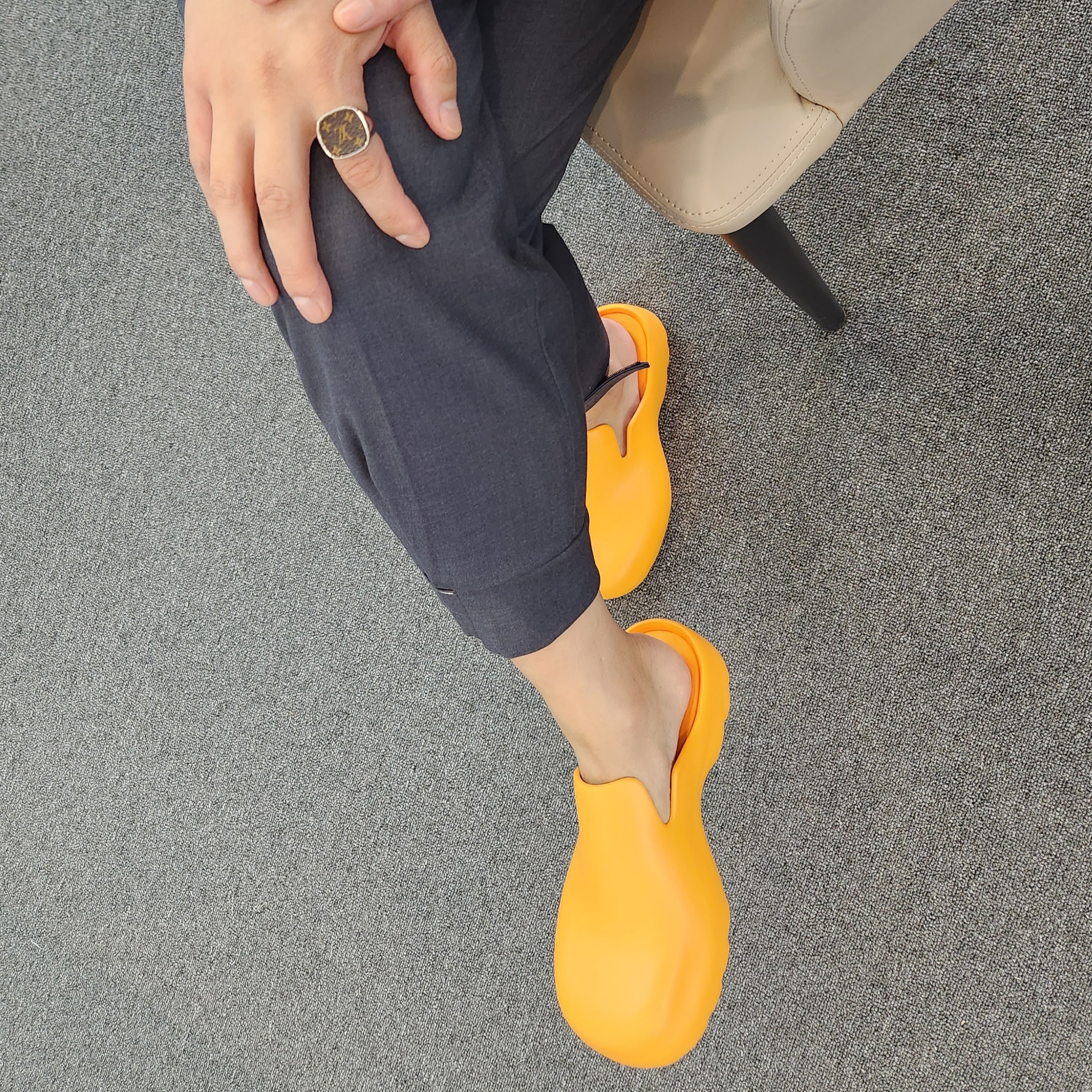 Bottega Veneta Rubber FlashClog Tangernine 착용 스타일 - 2