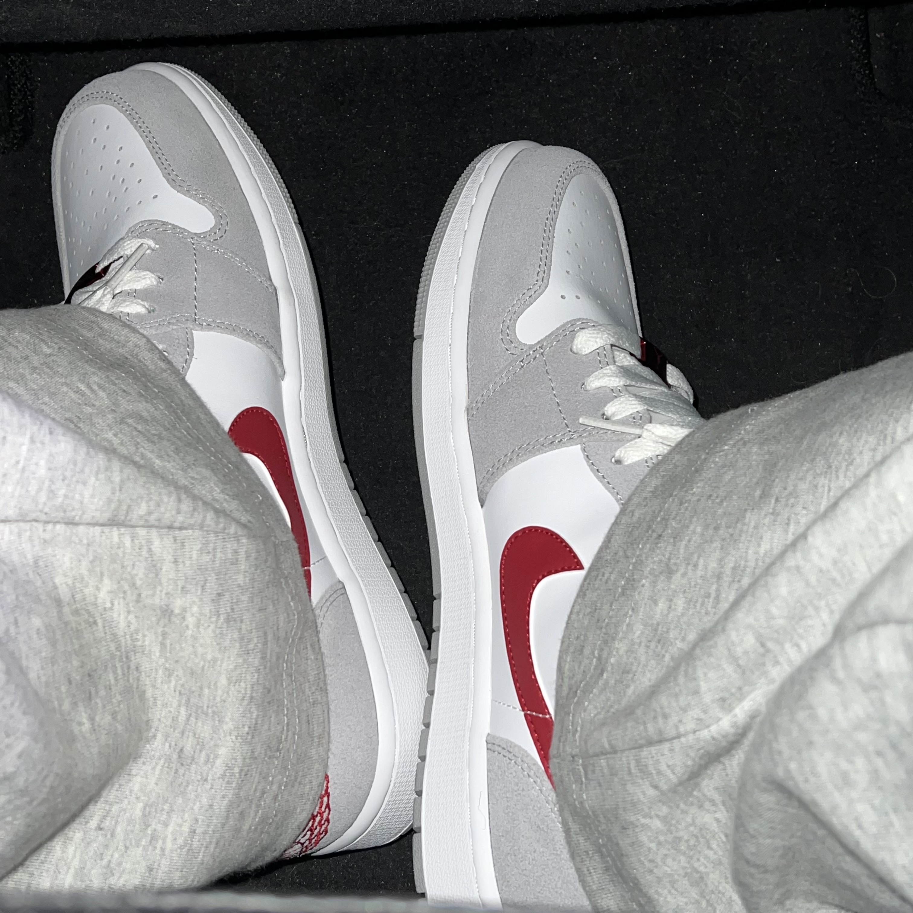 Jordan 1 Low SE Light Smoke Grey Gym Red 착용 스타일