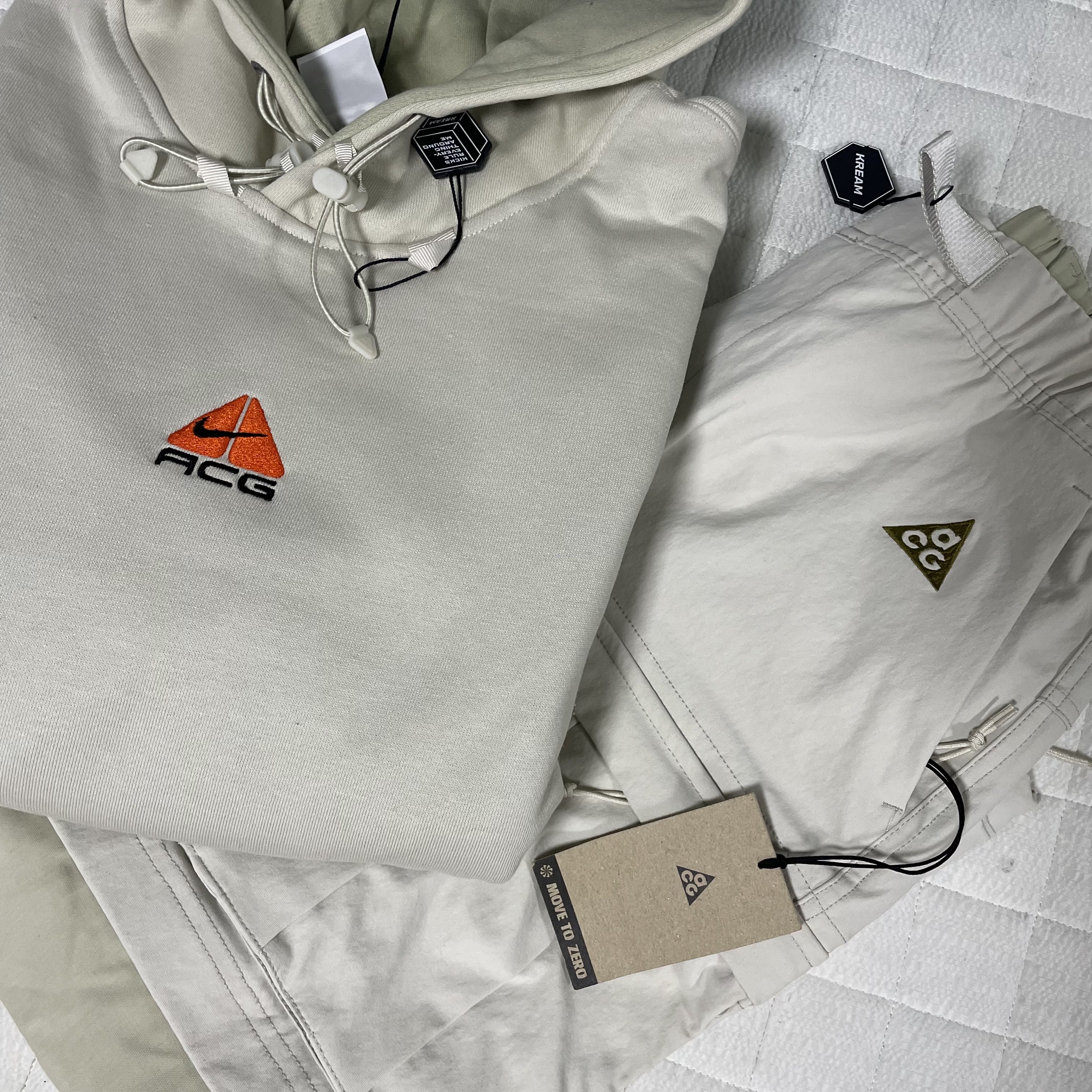 Nike ACG Smith Summit Cargo Pants Light Bone - Asia, Nike ACG Therma-Fit Pullover Fleece Hoodie Light Bone - Asia 착용 스타일