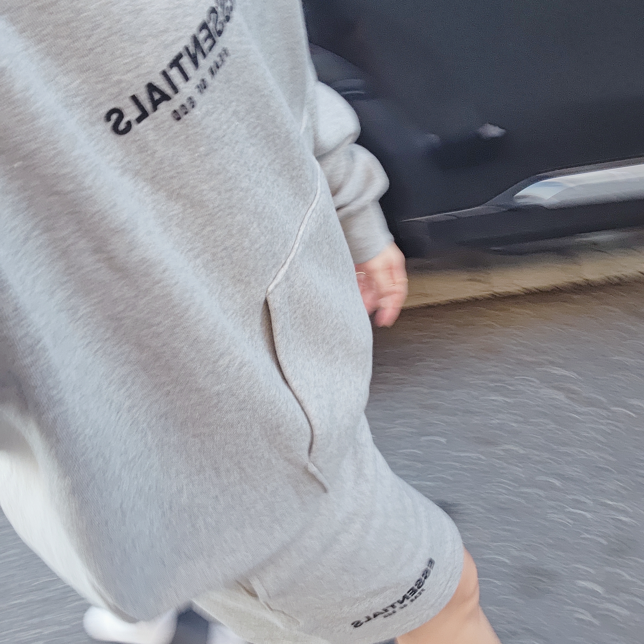 Essentials The Core Collection Hoodie Dark Oatmeal, (Kids) Essentials The Core Collection Sweatshorts Dark Oatmeal 착용 스타일 - 3