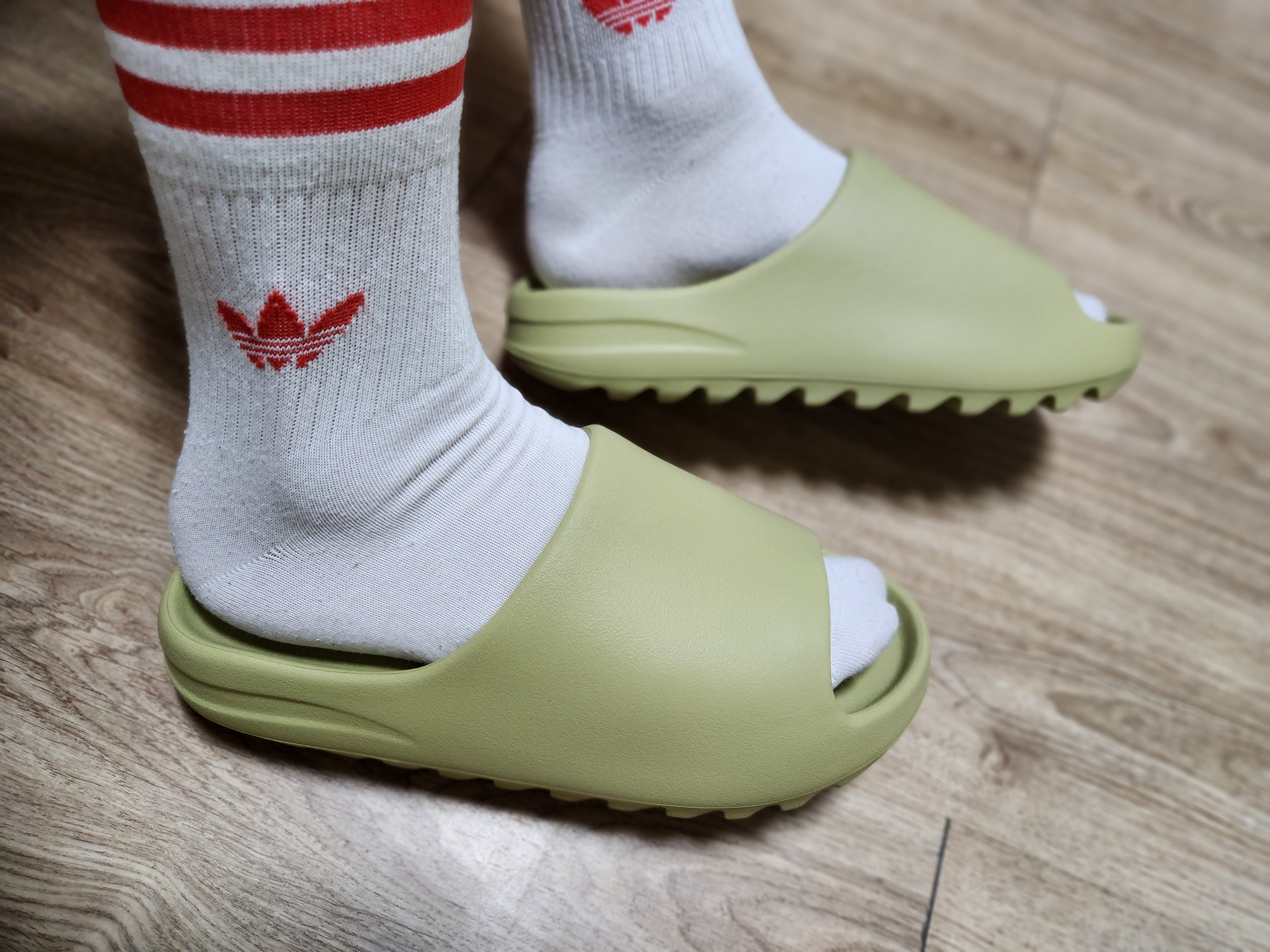 Adidas Yeezy Slide Resin 2022 착용 스타일 - 1