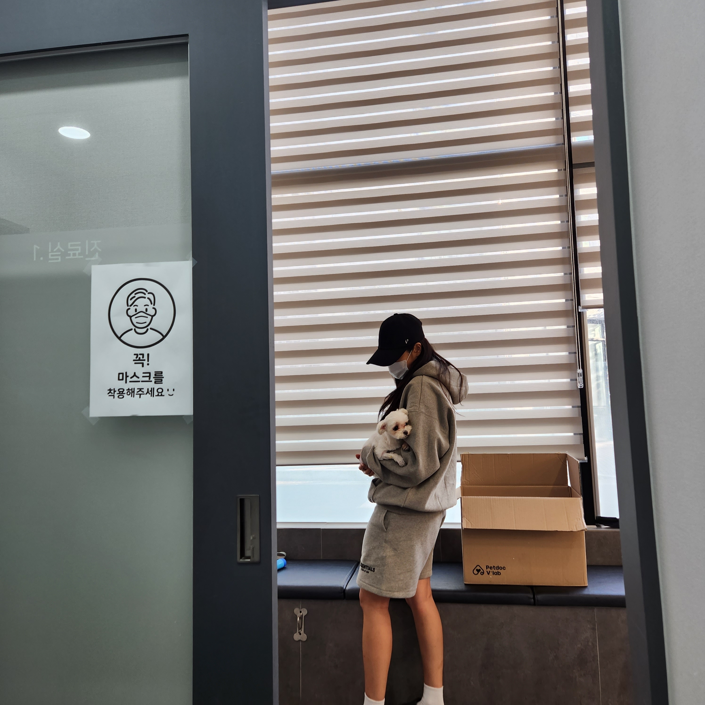 Essentials The Core Collection Hoodie Dark Oatmeal, (Kids) Essentials The Core Collection Sweatshorts Dark Oatmeal 착용 스타일 - 1