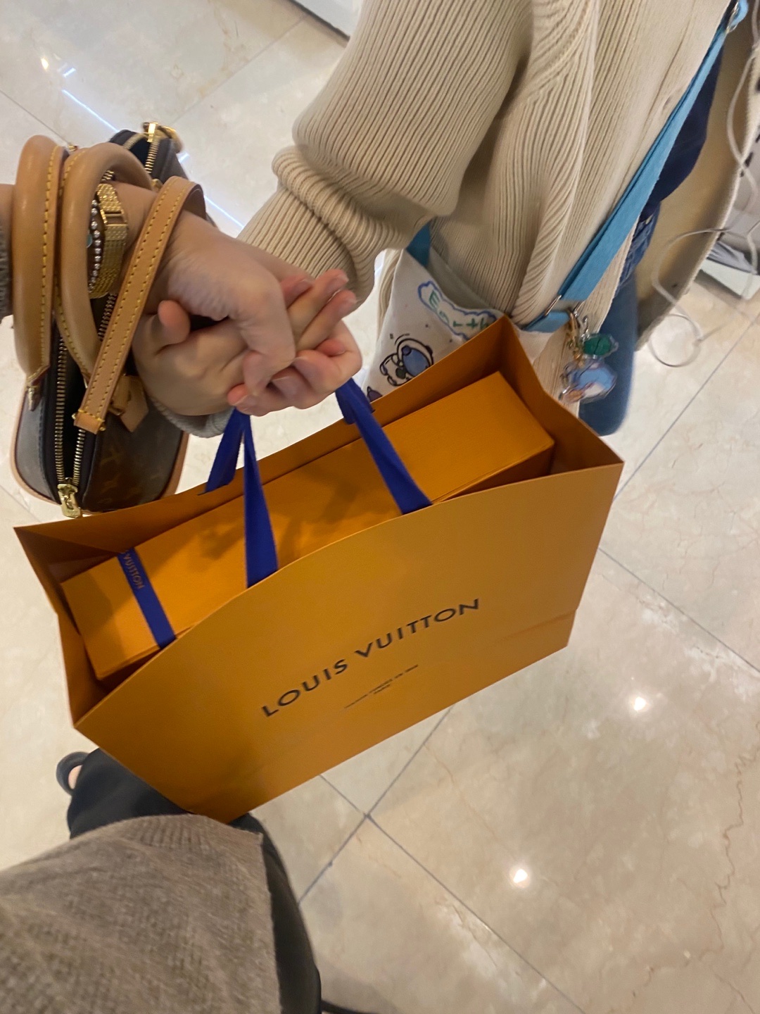 Louis Vuitton Alma BB Monogram 착용 스타일