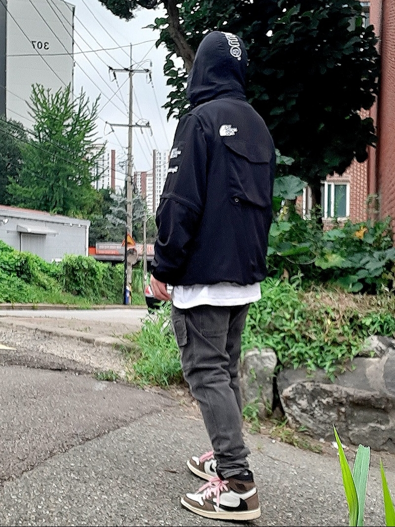 Supreme x The North Face Trekking Convertible Jacket Black - 22SS, Jordan 1 x Travis Scott Retro High OG SP Mocha 착용 스타일