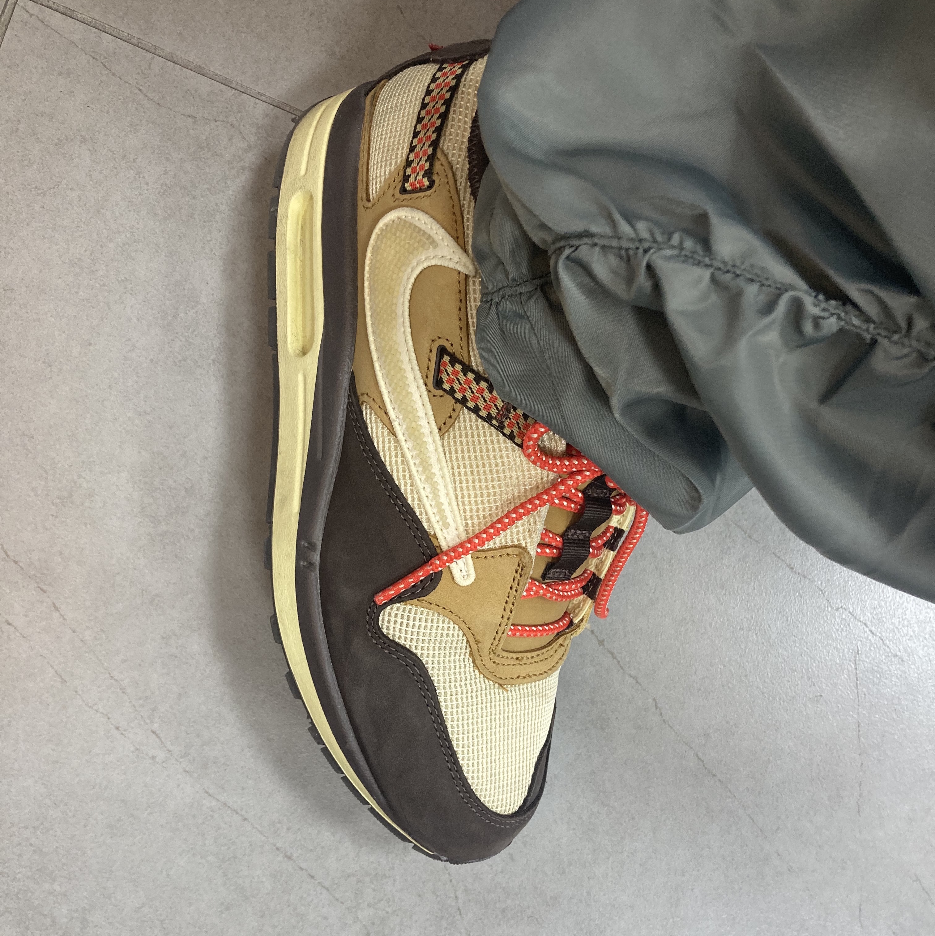 Nike x Travis Scott Air Max 1 Cact.us Brown 착용 스타일