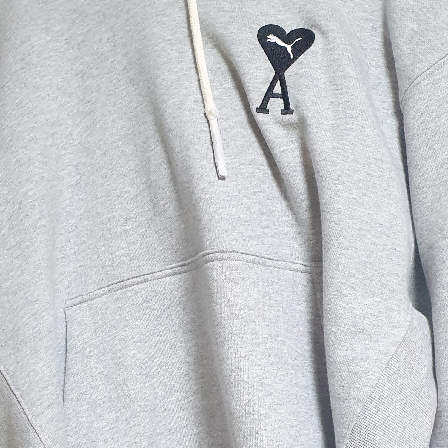 Puma x AMI Hoodie Light Gray Heather 착용 스타일