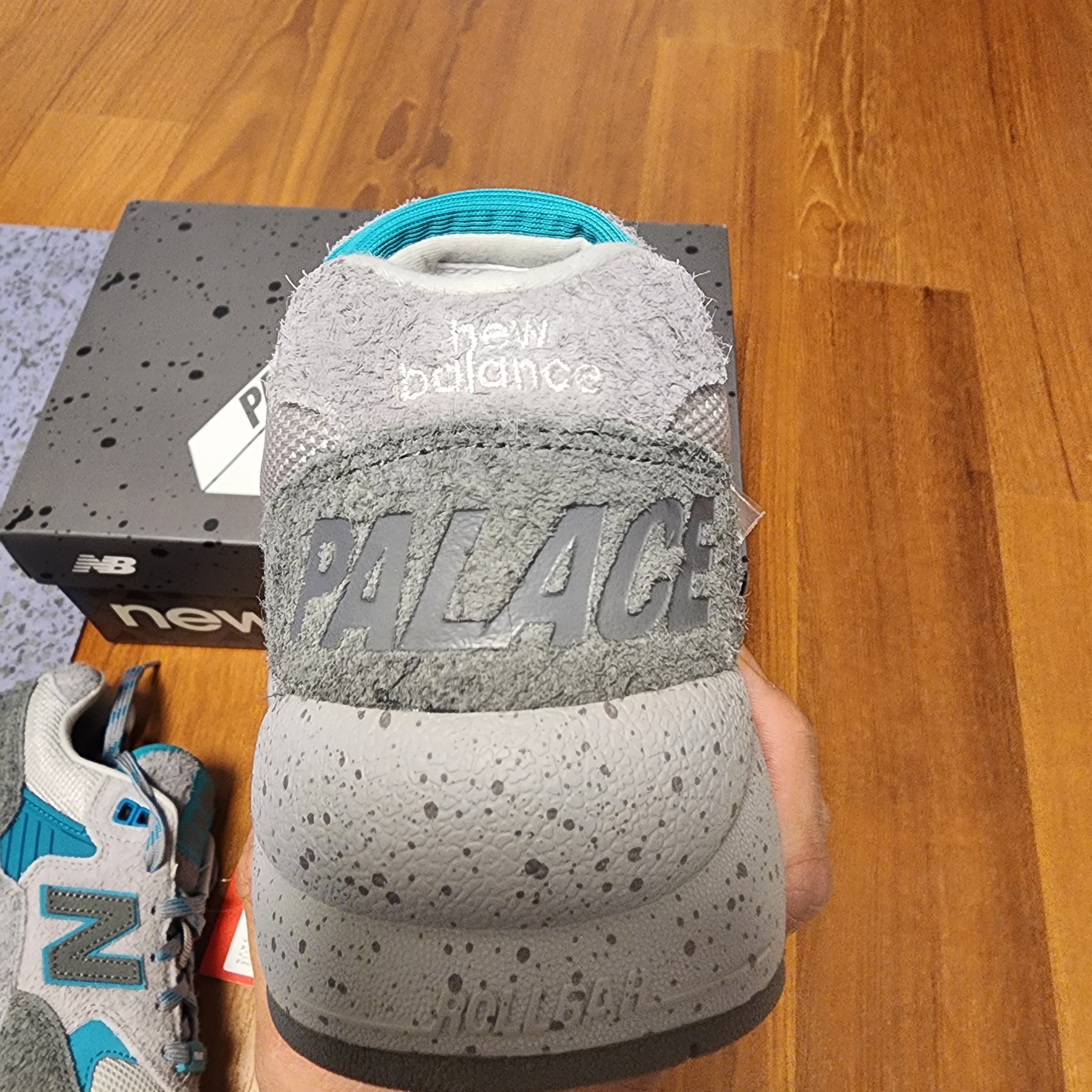 New Balance x Palace MT580 Gargoyle Lapis Blue 착용 스타일 - 4
