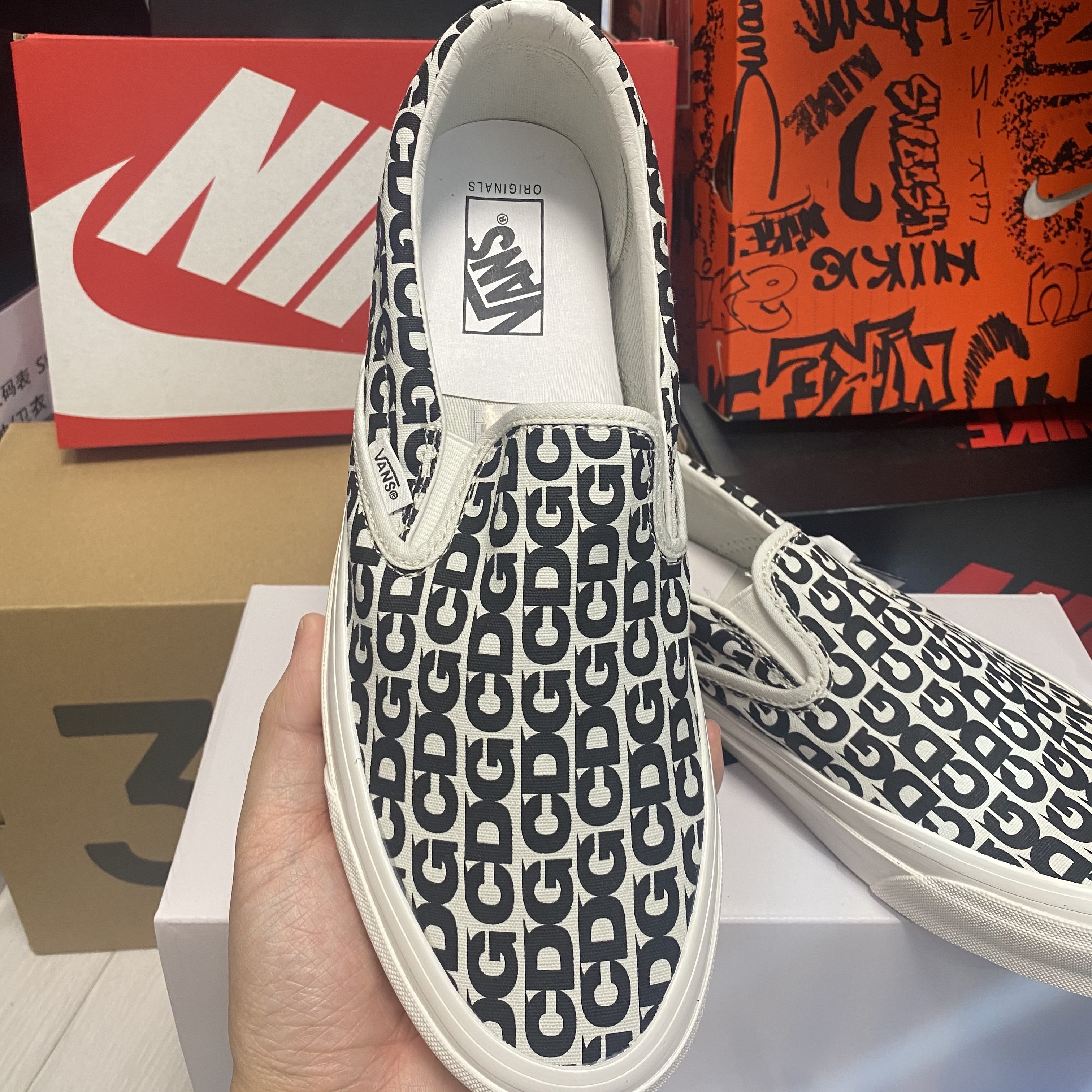 Vans Vault x CDG Slip-On LX White 착용 스타일 - 2