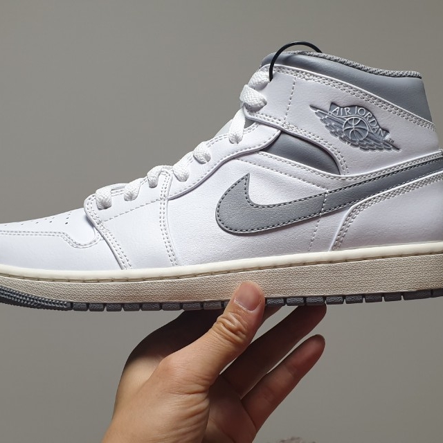 Jordan 1 Mid White Stealth 착용 스타일