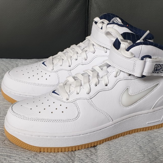 Nike Air Force 1 Mid QS NYC White Midnight Navy 착용 스타일