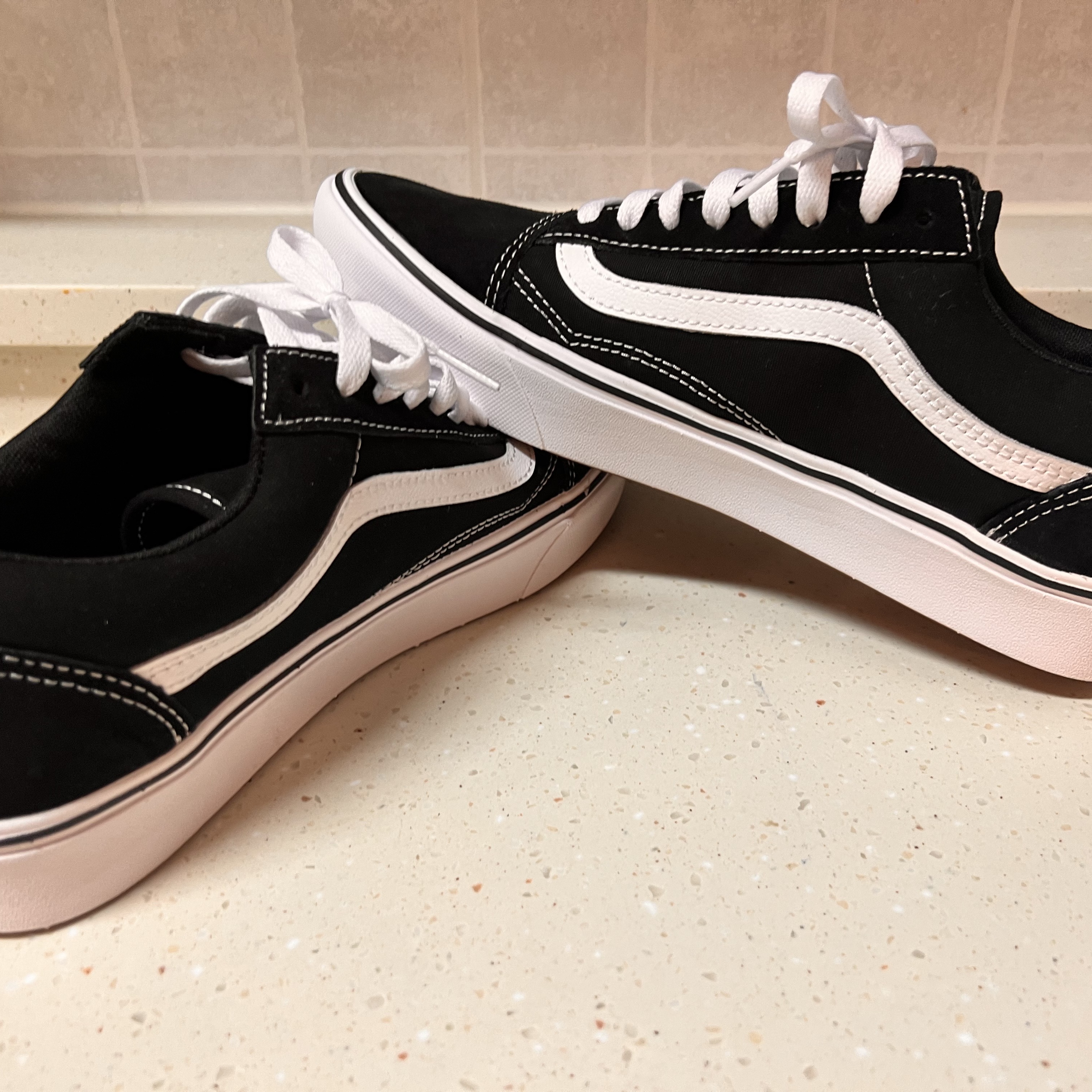 Vans ComfyCush Old Skool Black True white 착용 스타일